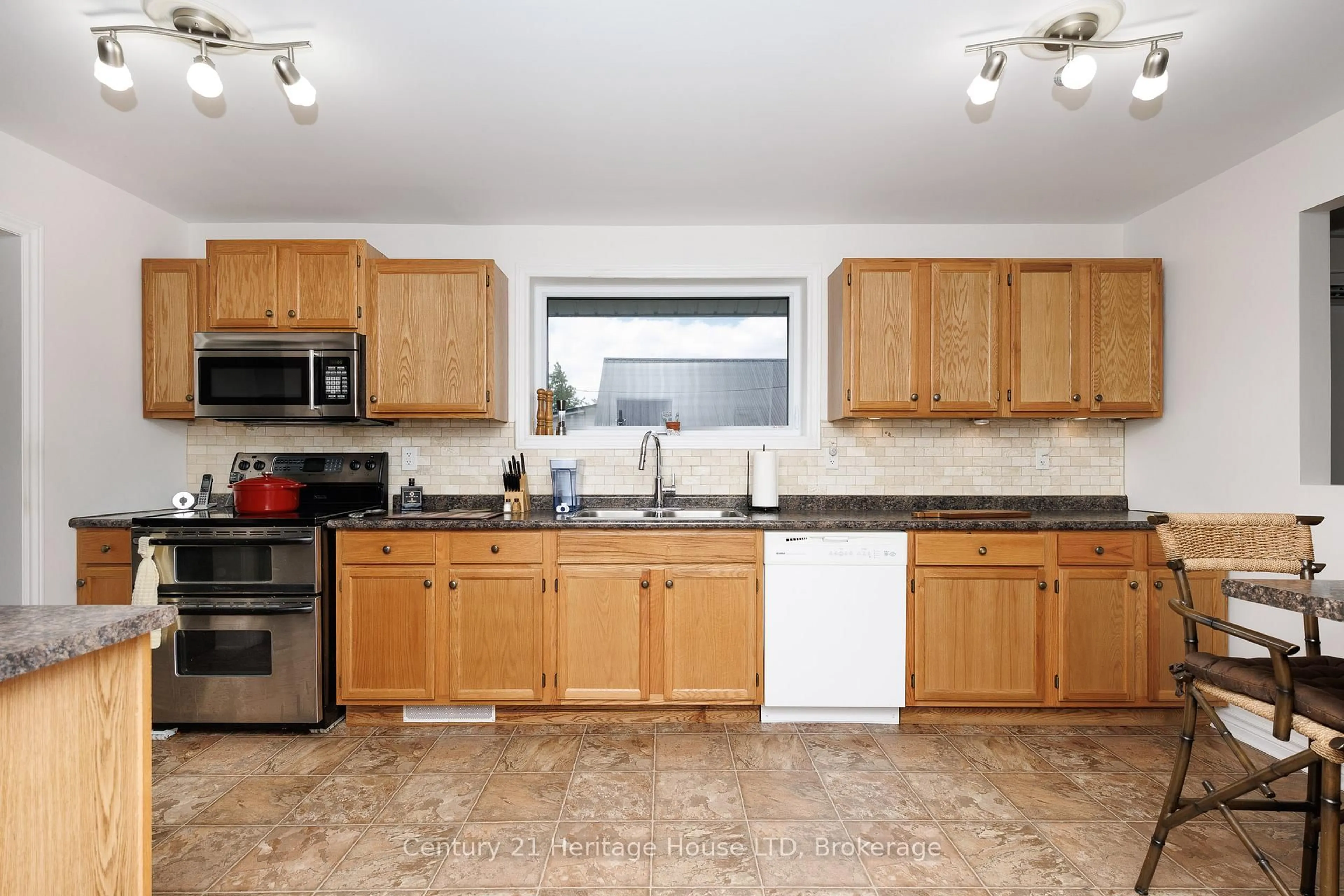 Standard kitchen, ceramic/tile floor for 430 Grandview Rd, Fort Erie Ontario L2A 4T5