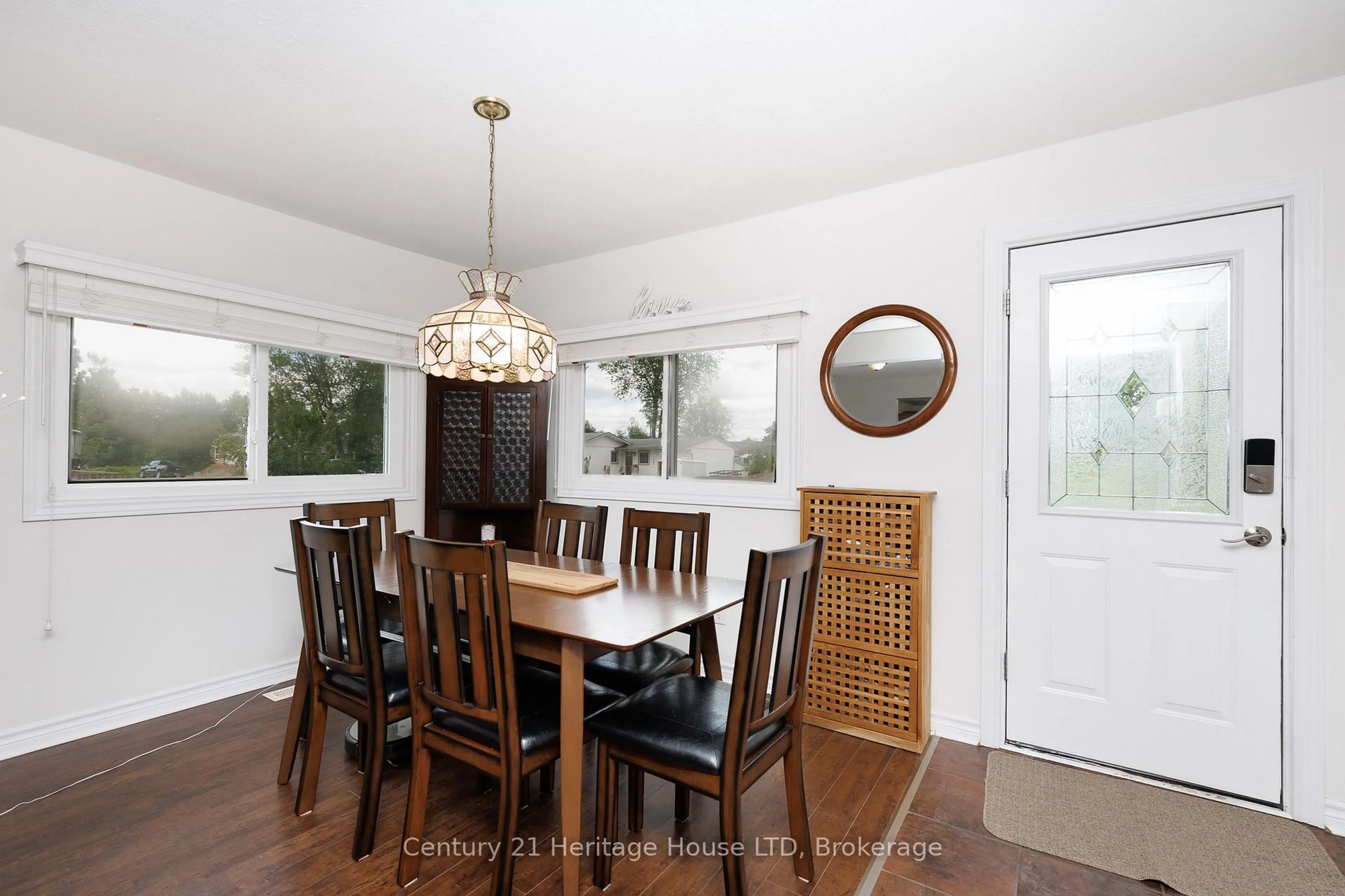 Dining room, wood/laminate floor for 430 Grandview Rd, Fort Erie Ontario L2A 4T5