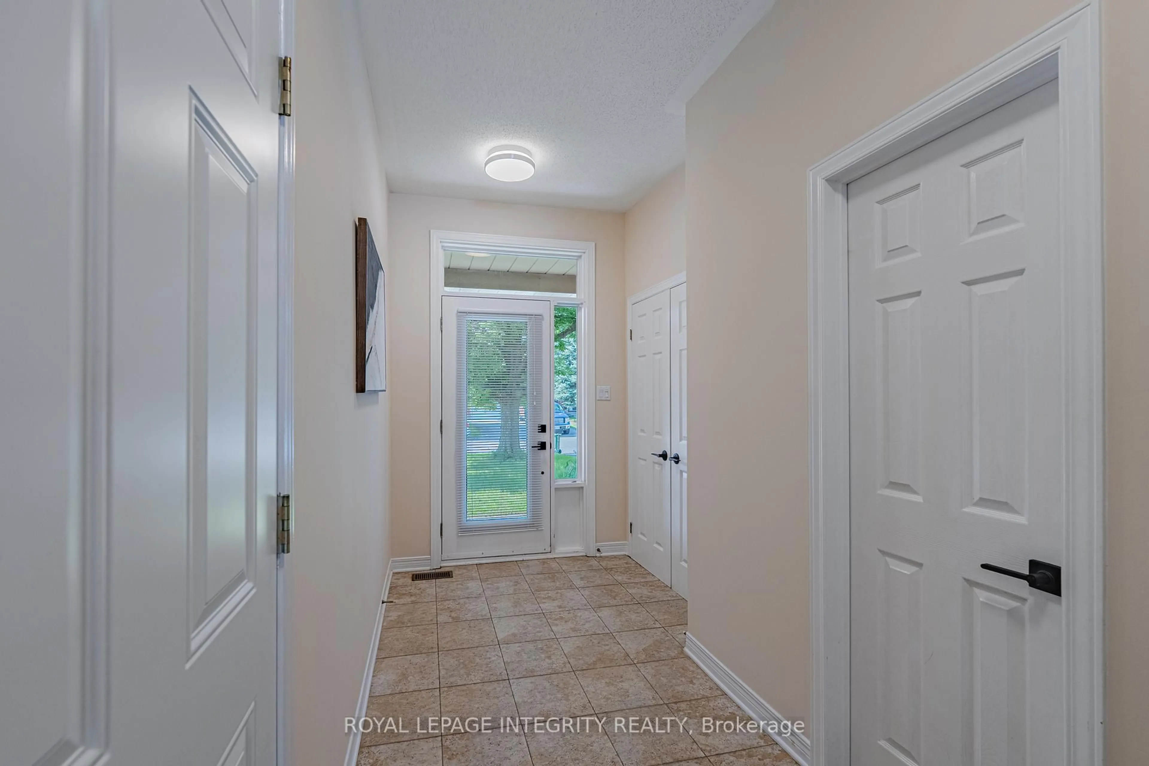 Indoor entryway for 16 Redding Way, Ottawa Ontario K2G 6C2