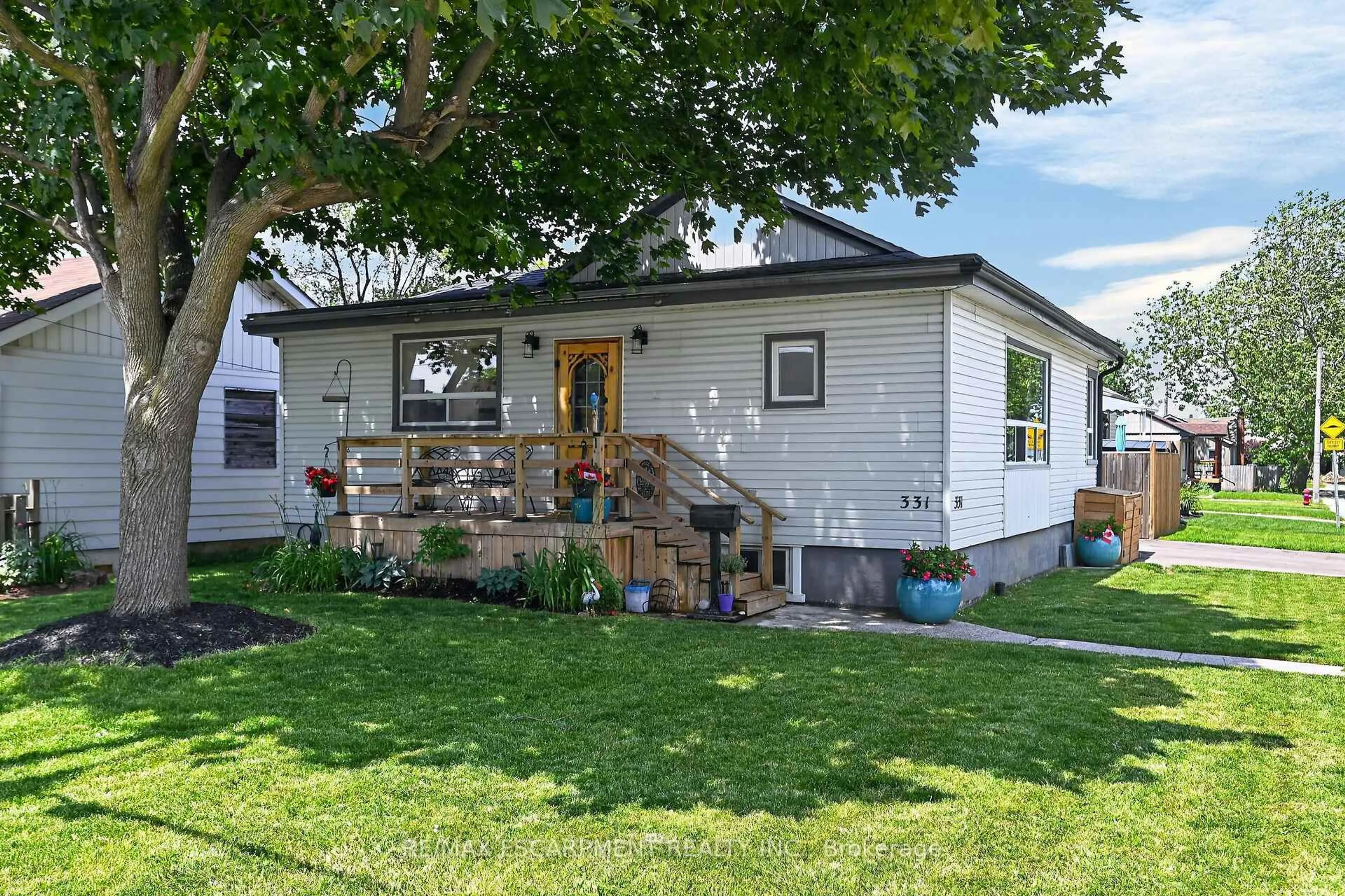 Home with vinyl exterior material, street for 331 Guelph St, Hamilton Ontario L8H 3C6