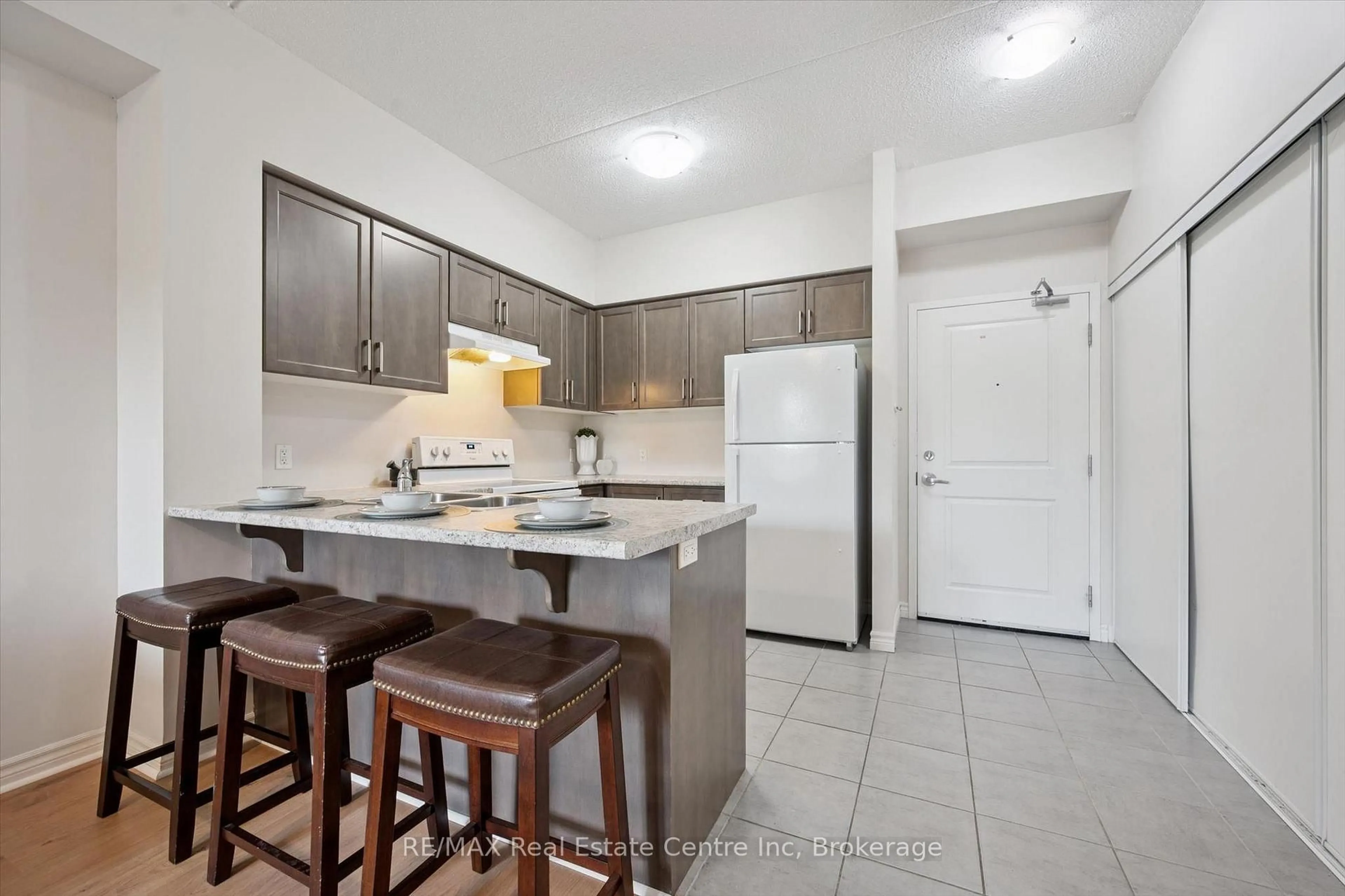 Standard kitchen, unknown for 1284 Gordon St #308, Guelph Ontario N1L 0M8