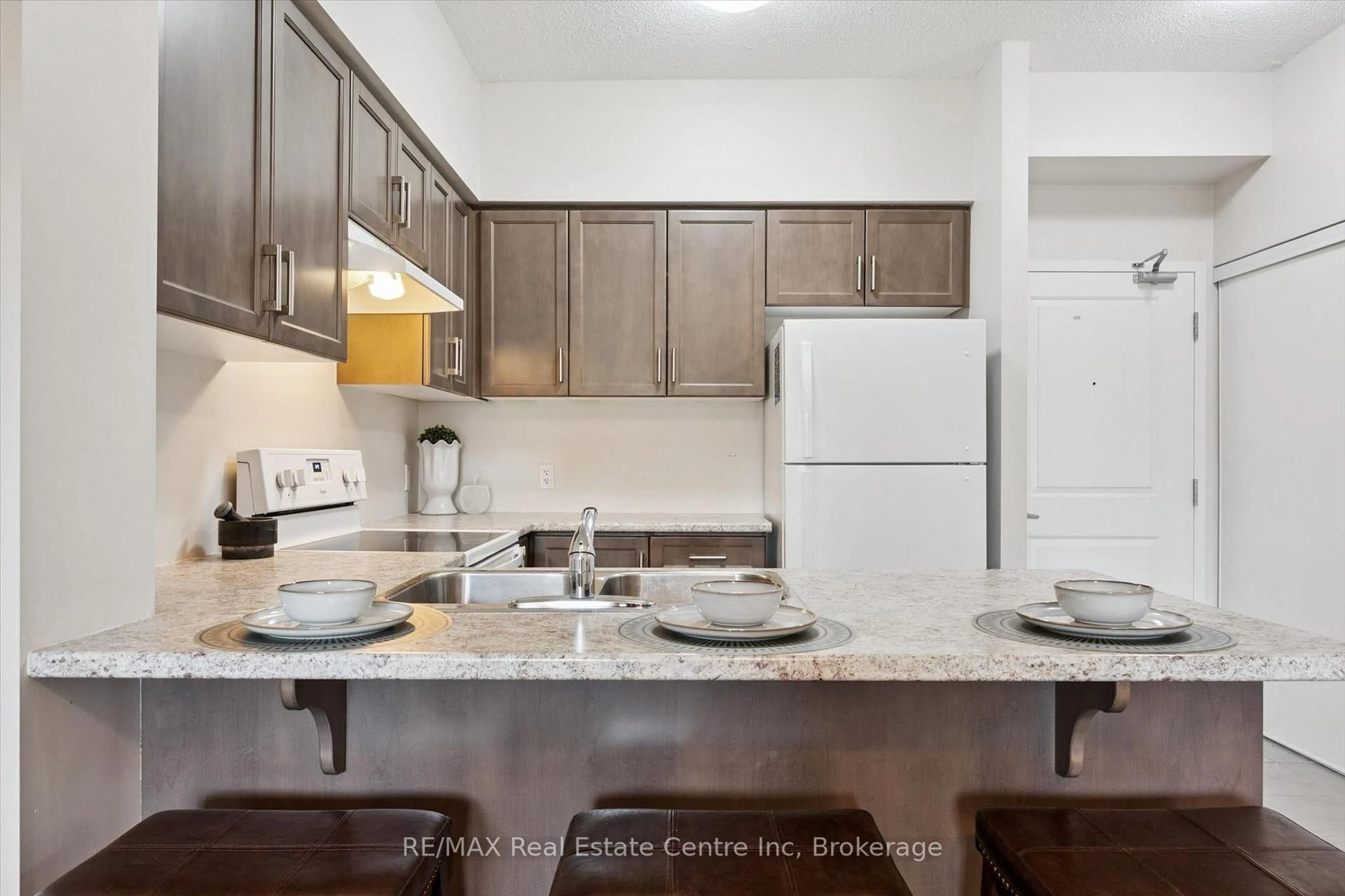 Standard kitchen, ceramic/tile floor for 1284 Gordon St #308, Guelph Ontario N1L 0M8