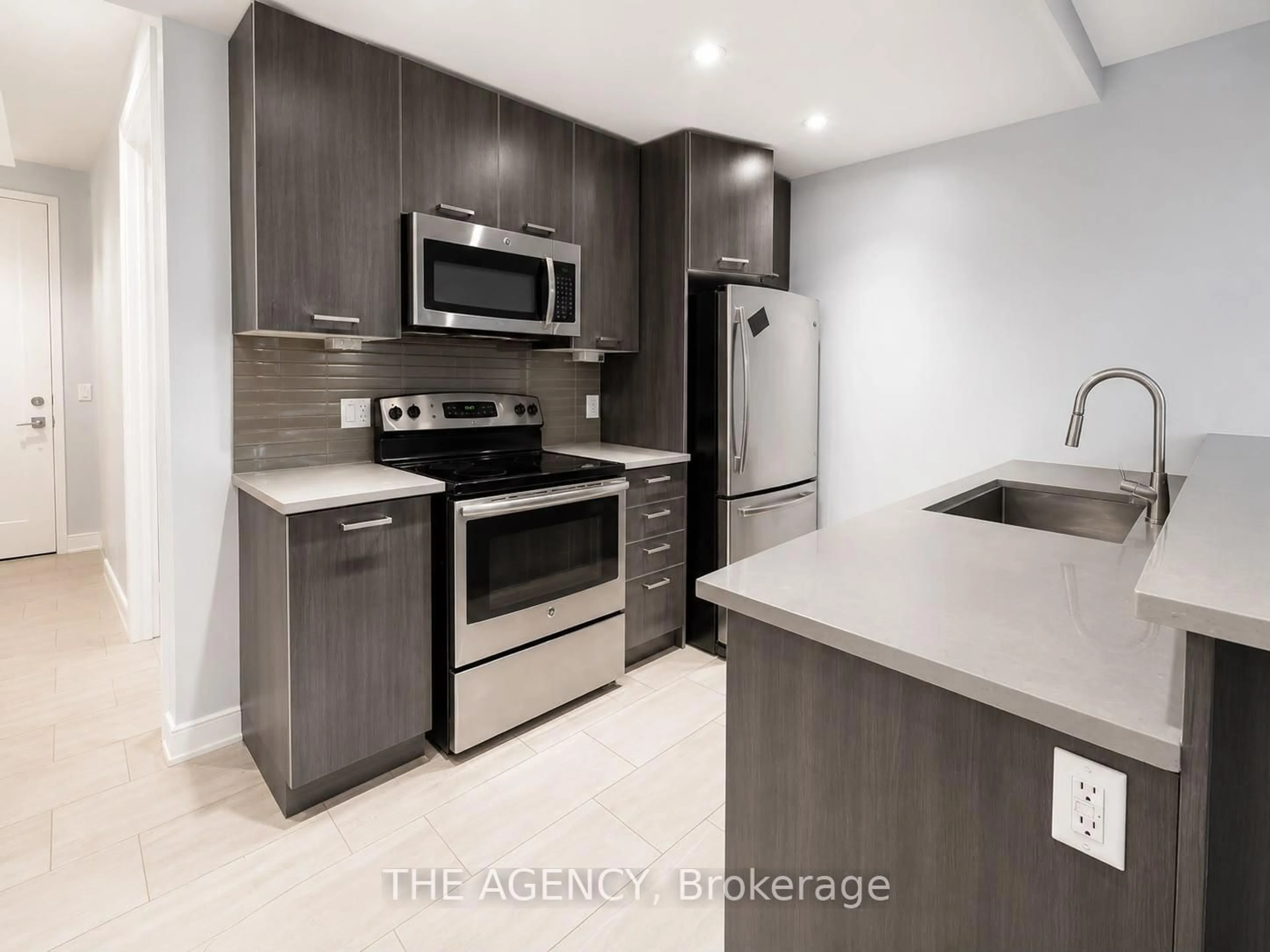 Standard kitchen, unknown for 150 Main St #715, Hamilton Ontario L8P 1H8