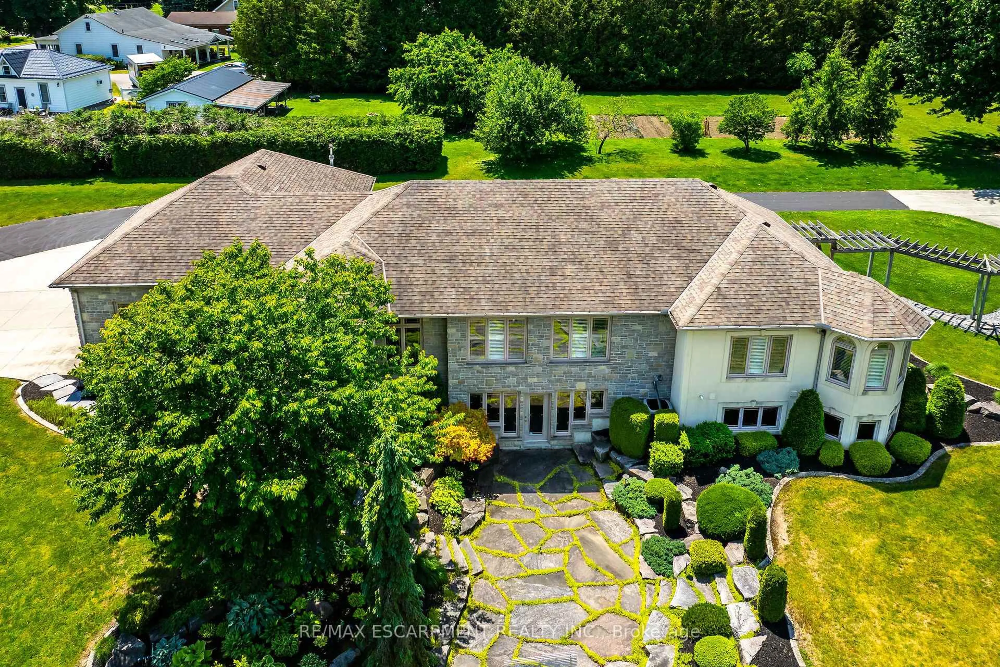A pic from outside/outdoor area/front of a property/back of a property/a pic from drone, street for 170 Prospect St, Norfolk Ontario N0A 1N2