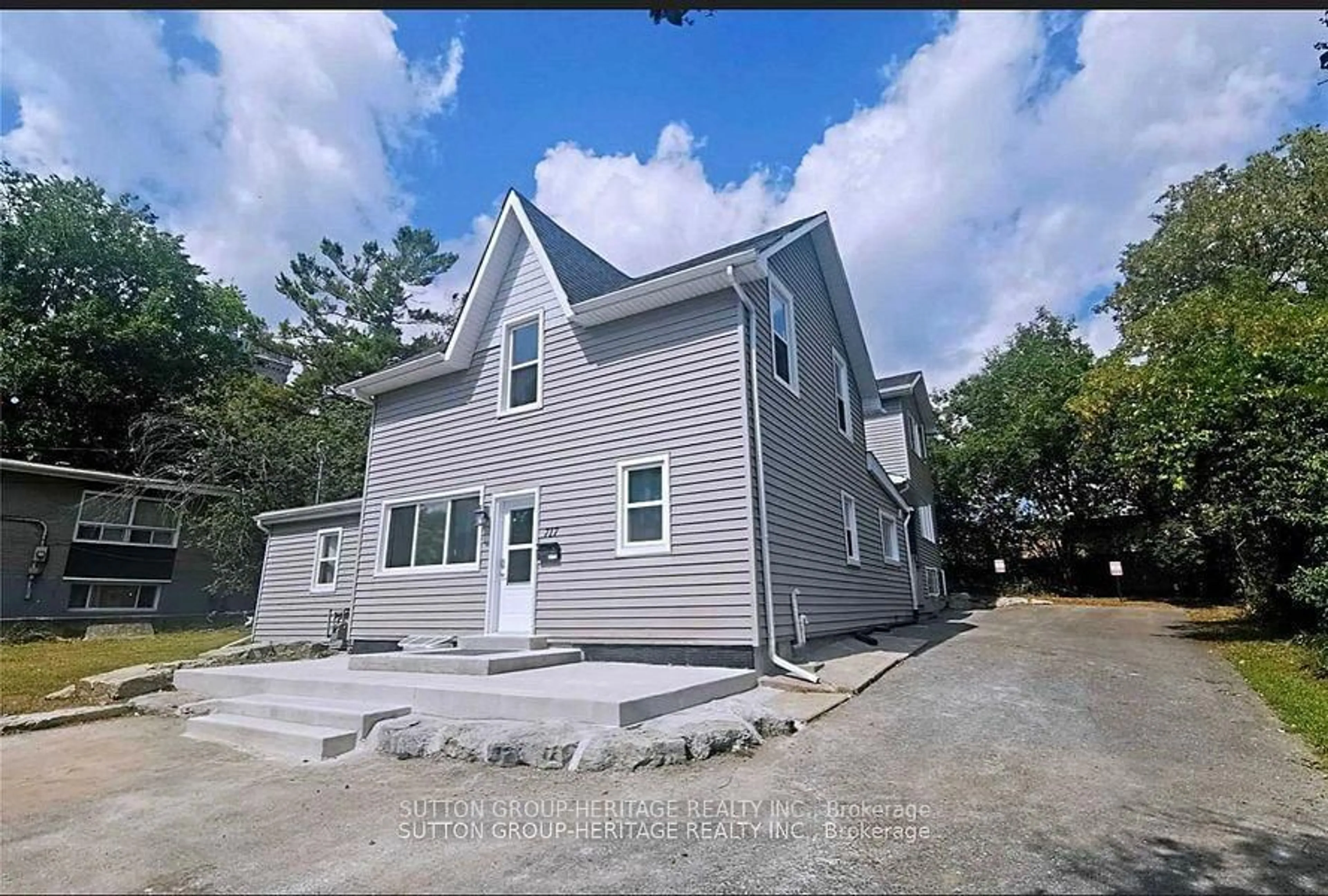 Home with vinyl exterior material, building for 717 King St, Kingston Ontario K7M 2G3
