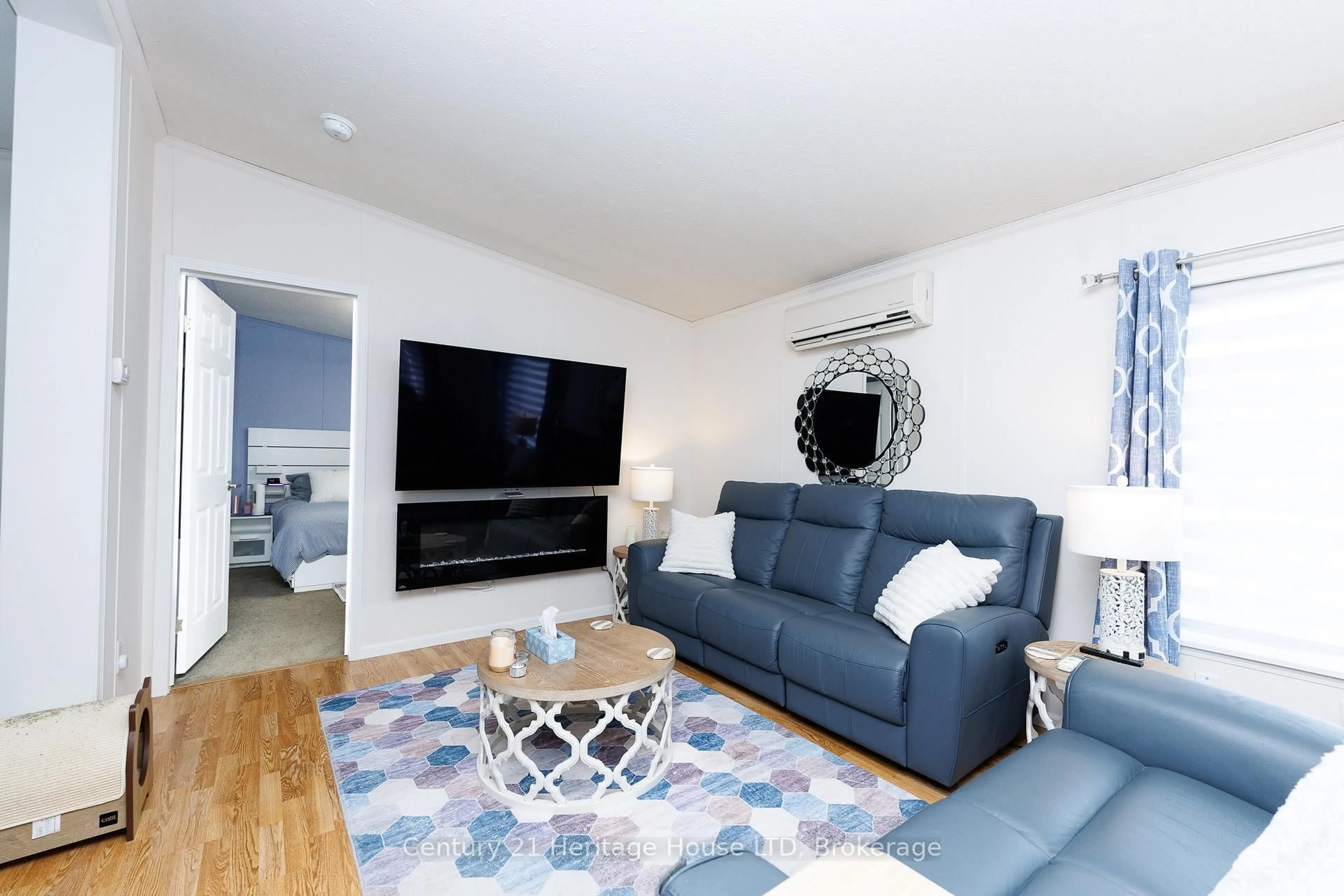 Living room with furniture, unknown for 3033 Townline Rd #268, Fort Erie Ontario L0S 1S1