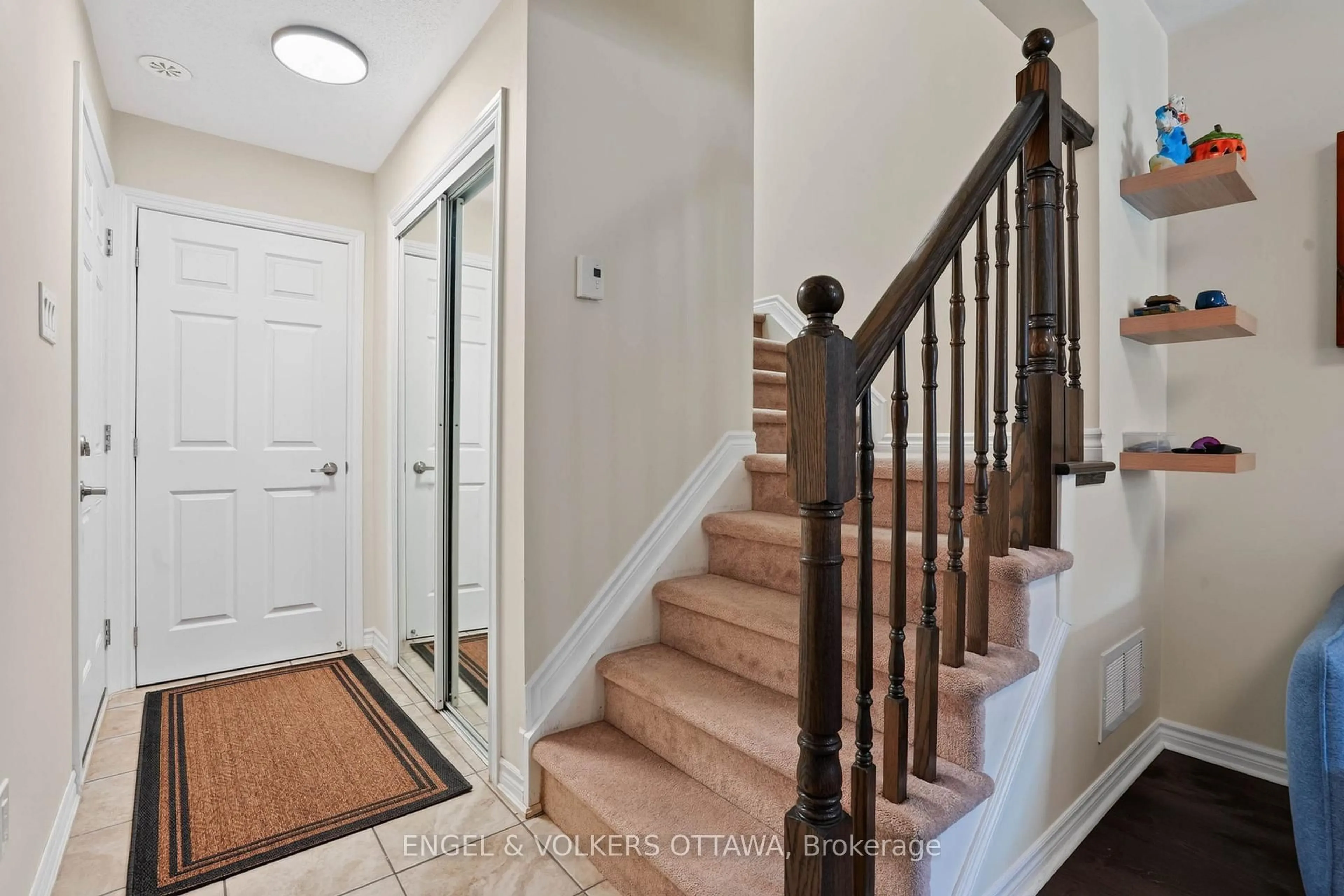 Indoor entryway for 241 Par-La-Ville Circ, Ottawa Ontario K2S 0T6