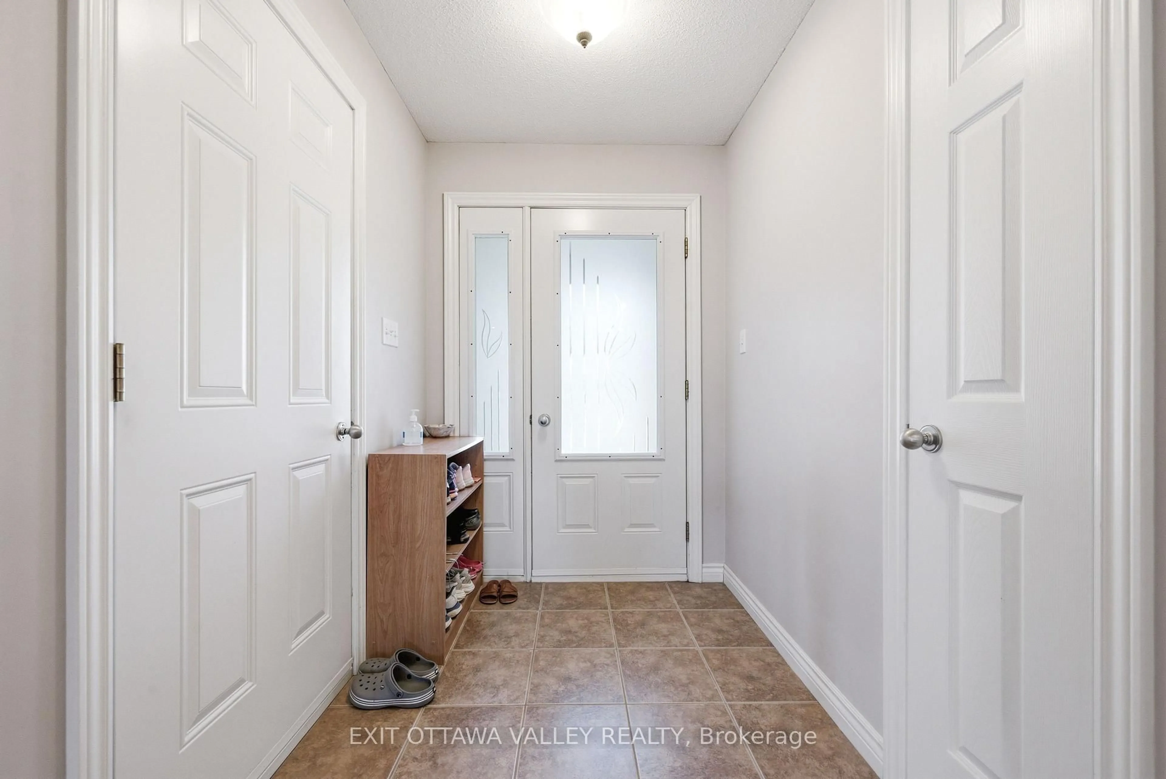 Indoor entryway for 6 Cockcroft Cres, Deep River Ontario K0J 1P0