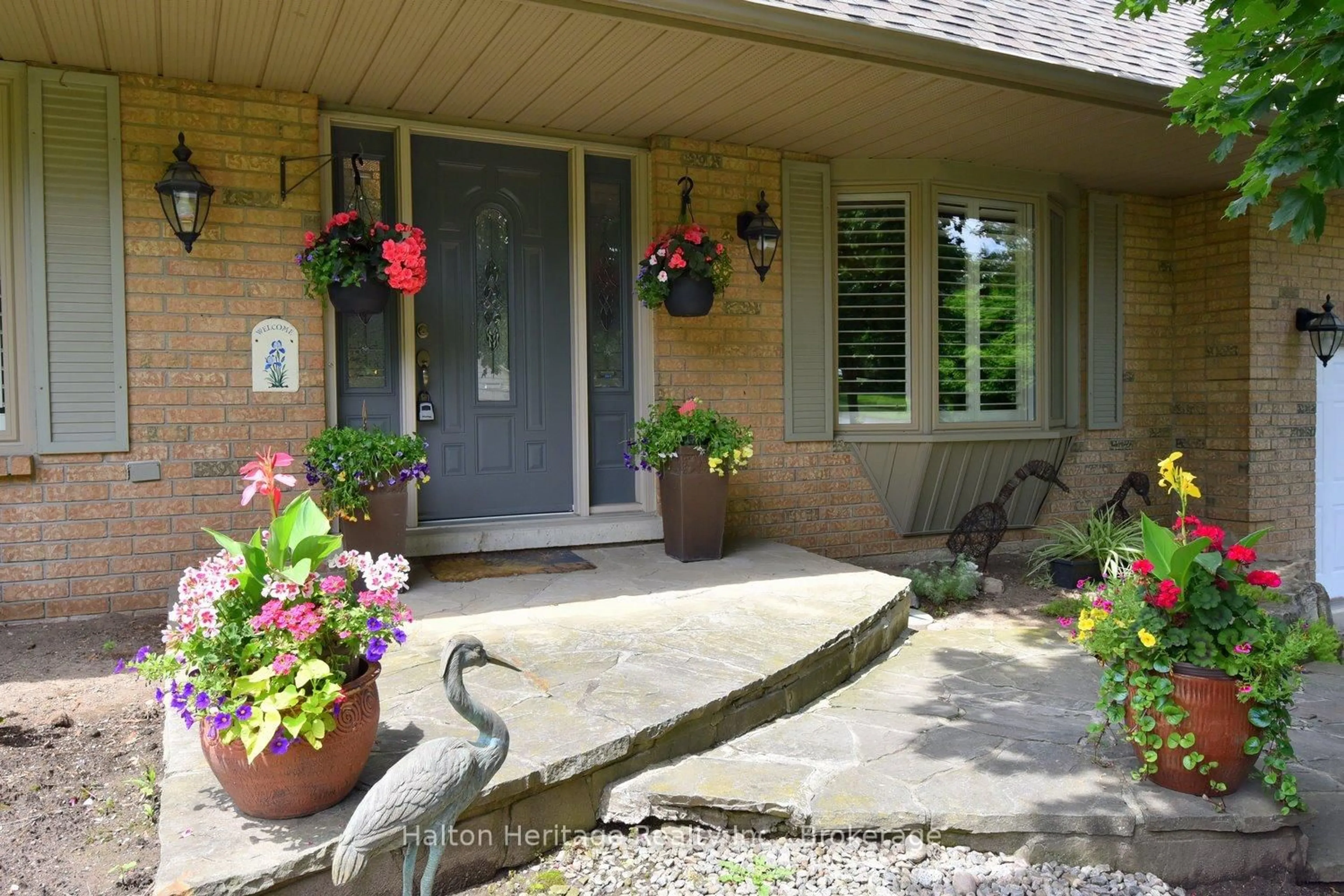 Indoor entryway for 34 Howard Blvd, Hamilton Ontario L8B 0G3