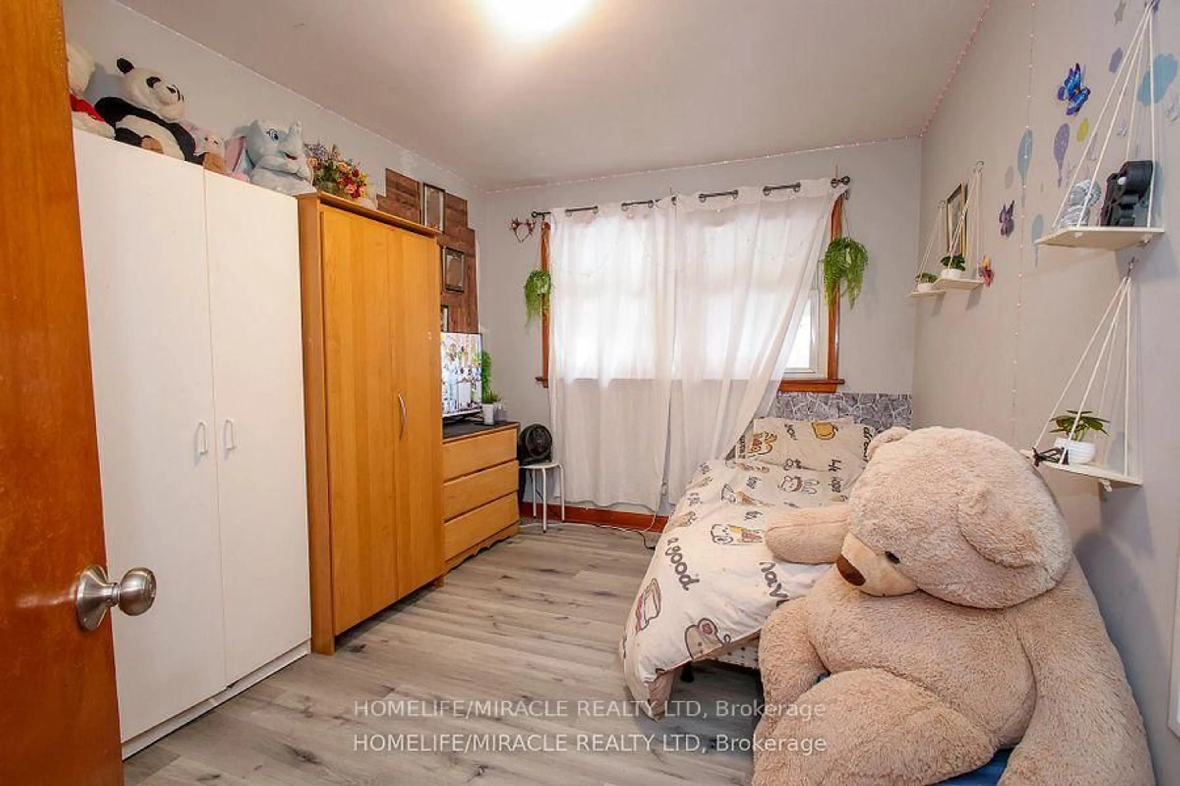 A pic of a room for 1171 Oxford St, London East Ontario N5Y 3L7
