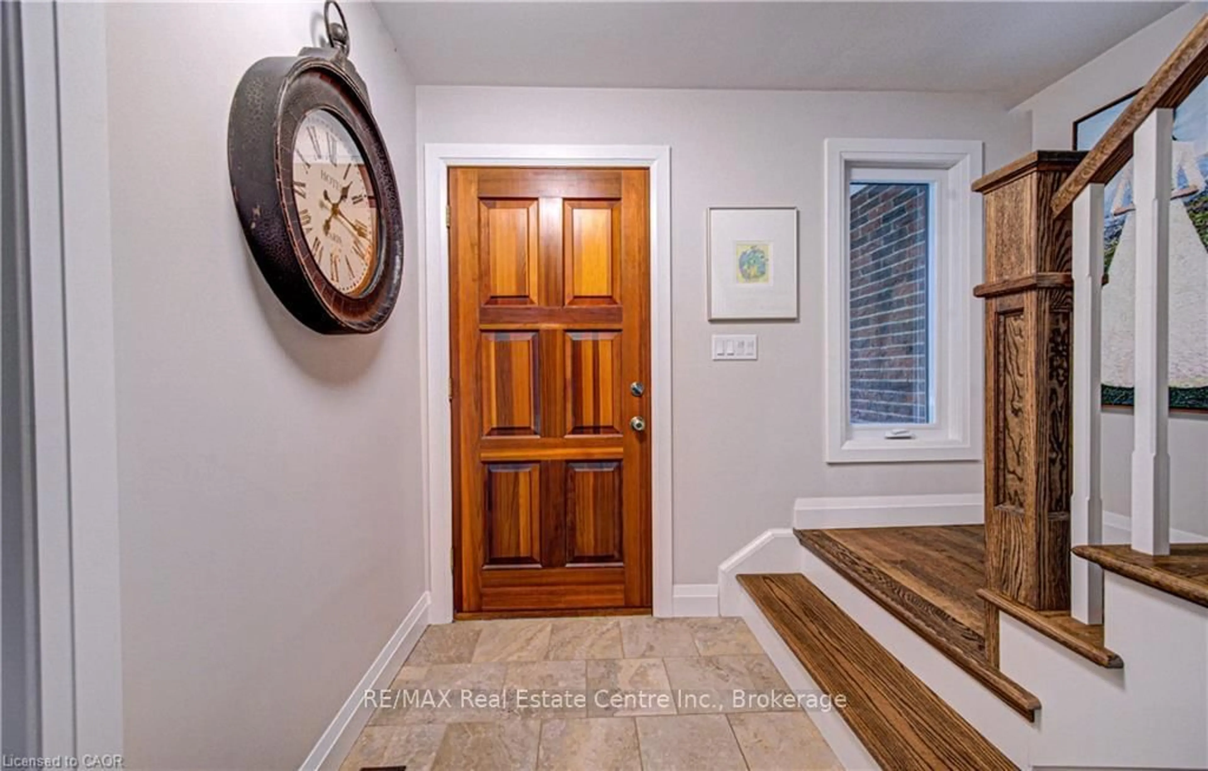 Indoor entryway for 336 Maple Ave, Brant Ontario N0E 1A0