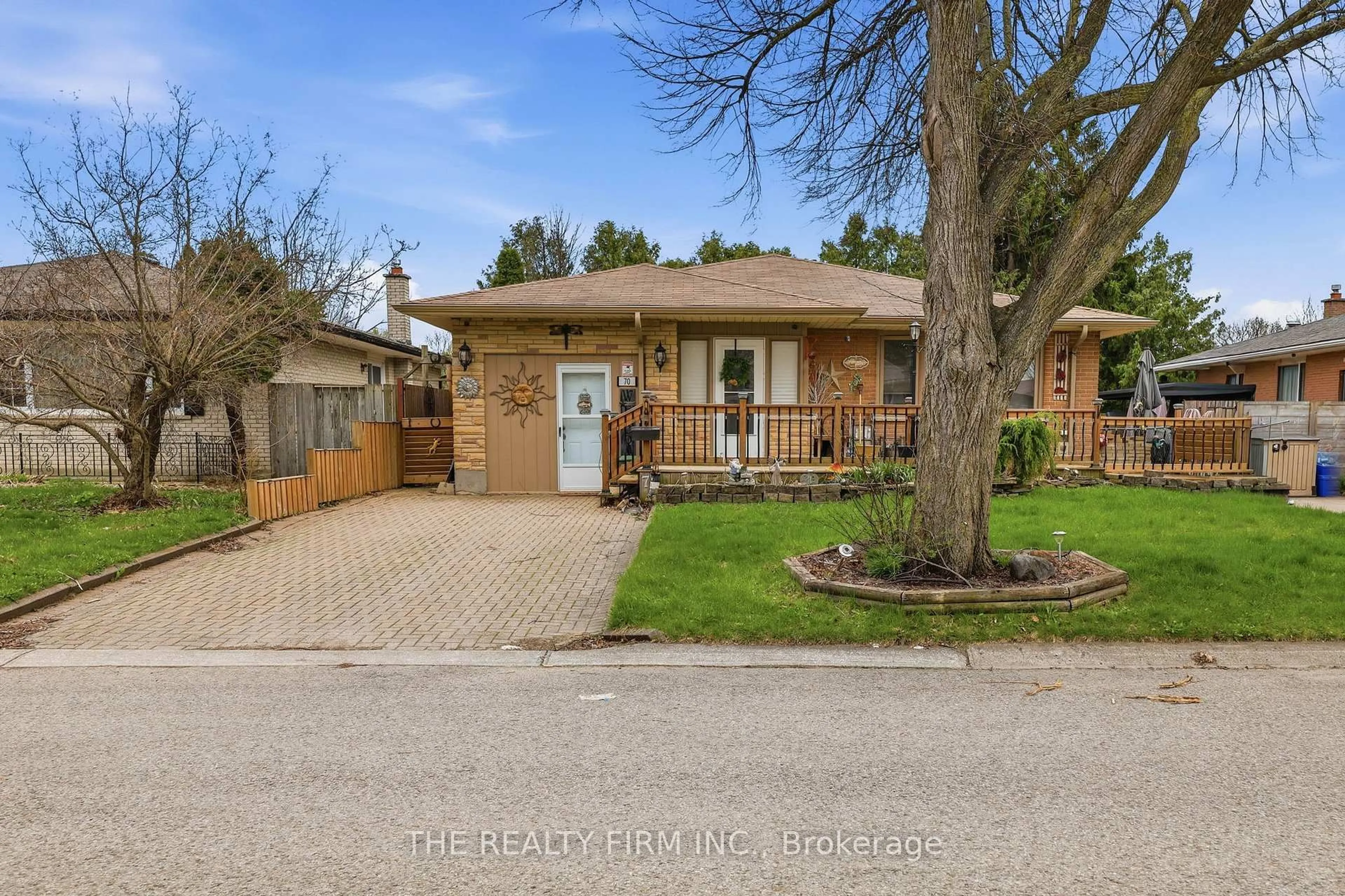 A pic from outside/outdoor area/front of a property/back of a property/a pic from drone, street for 70 Talavera Cres, London East Ontario N5V 1K8