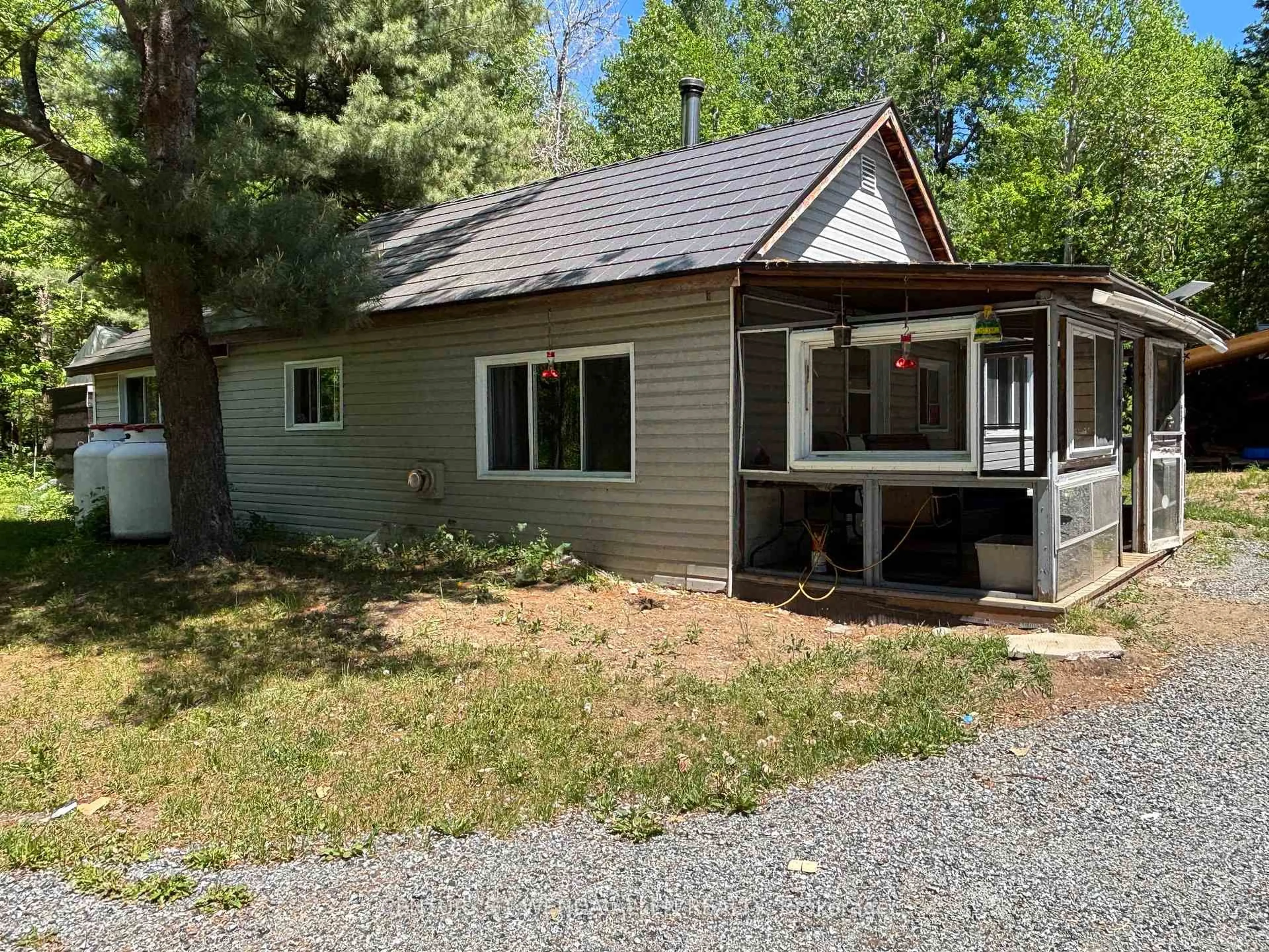 Home with vinyl exterior material, unknown for 2913 Highway 11 Highway, Temagami Ontario P0M 1T0
