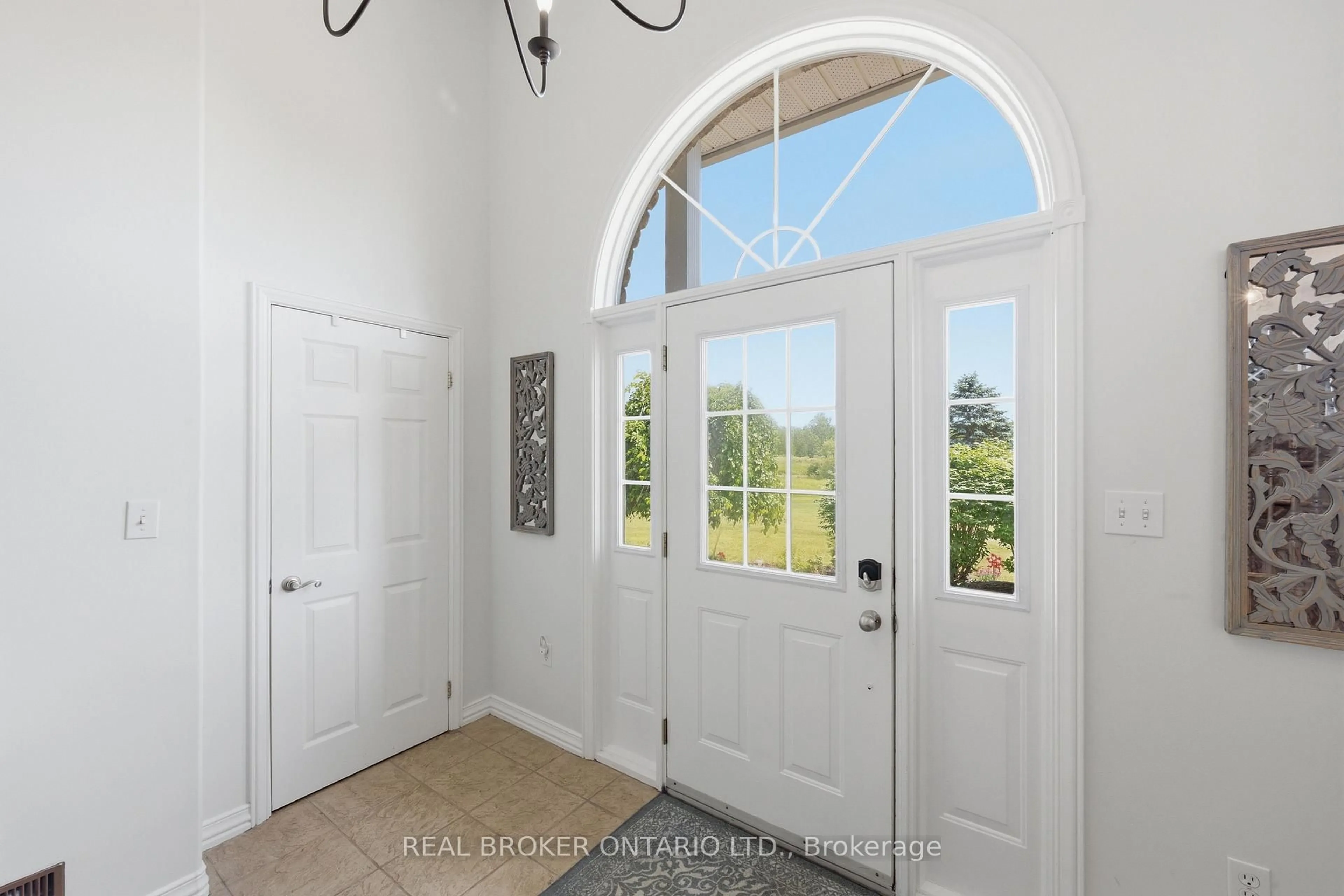 Indoor entryway for 1659 Lindsay Rd, North Grenville Ontario K0G 1S0
