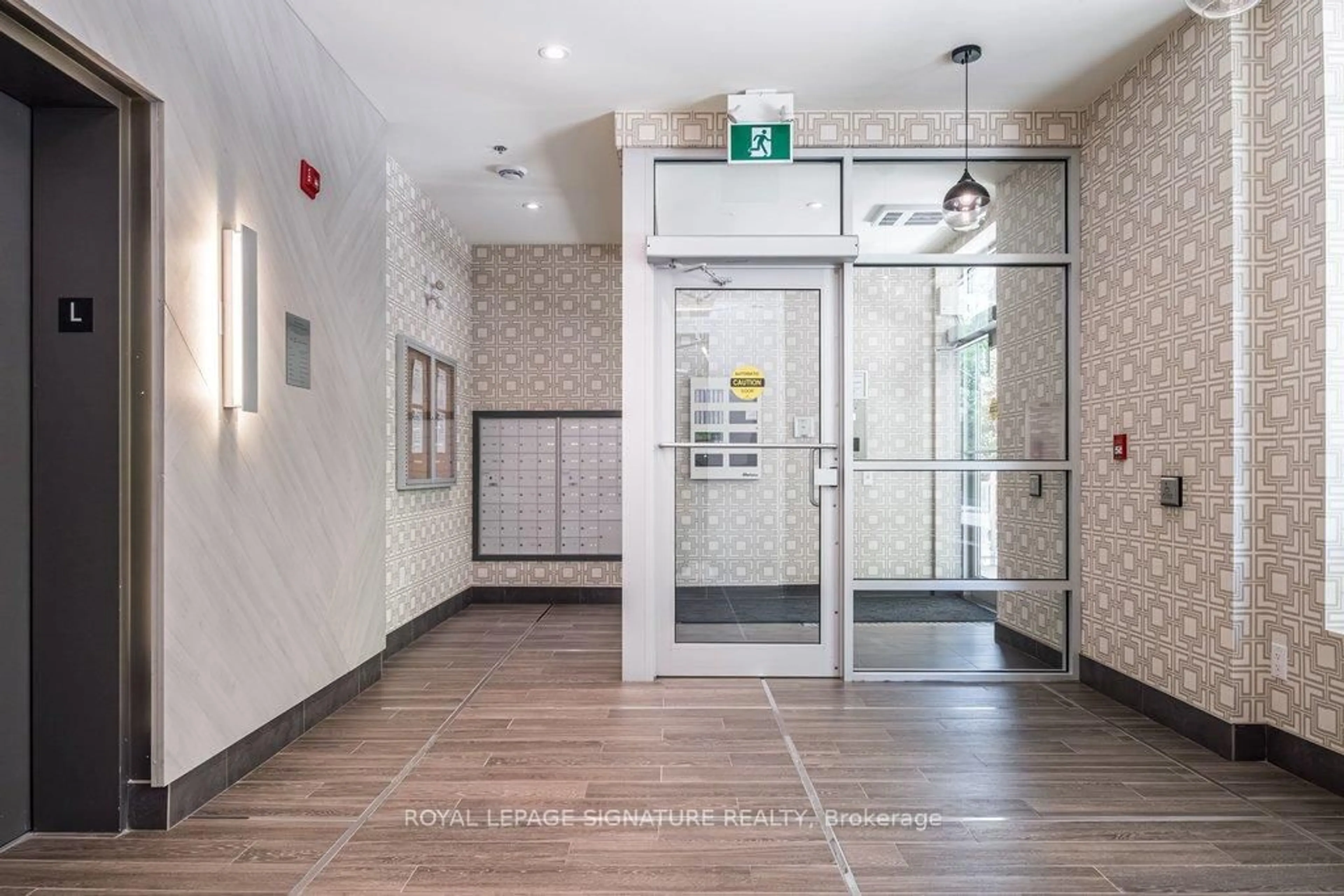 Indoor foyer for 479 Charlton Ave #204, Hamilton Ontario L8N 0B4