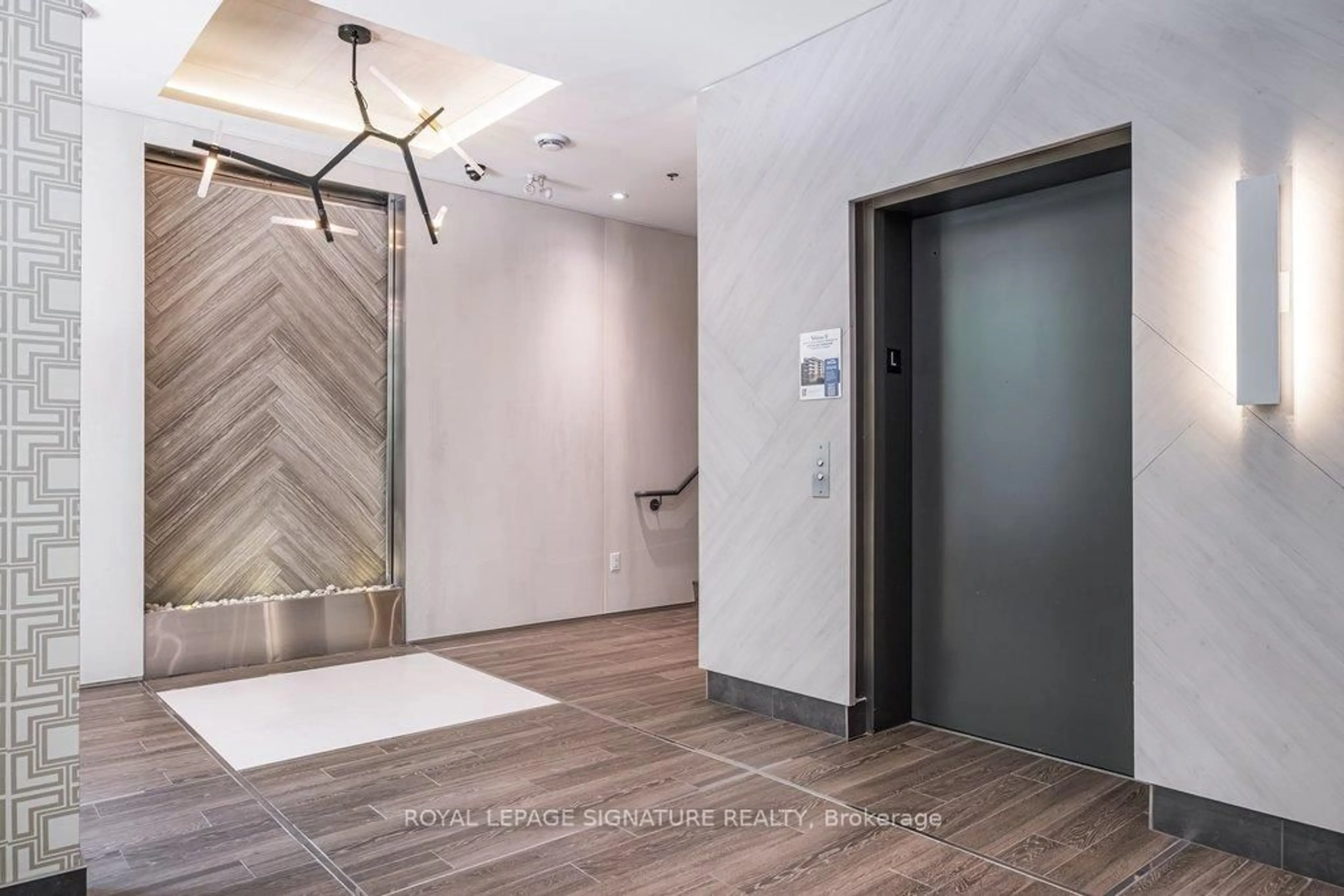 Indoor foyer for 479 Charlton Ave #204, Hamilton Ontario L8N 0B4