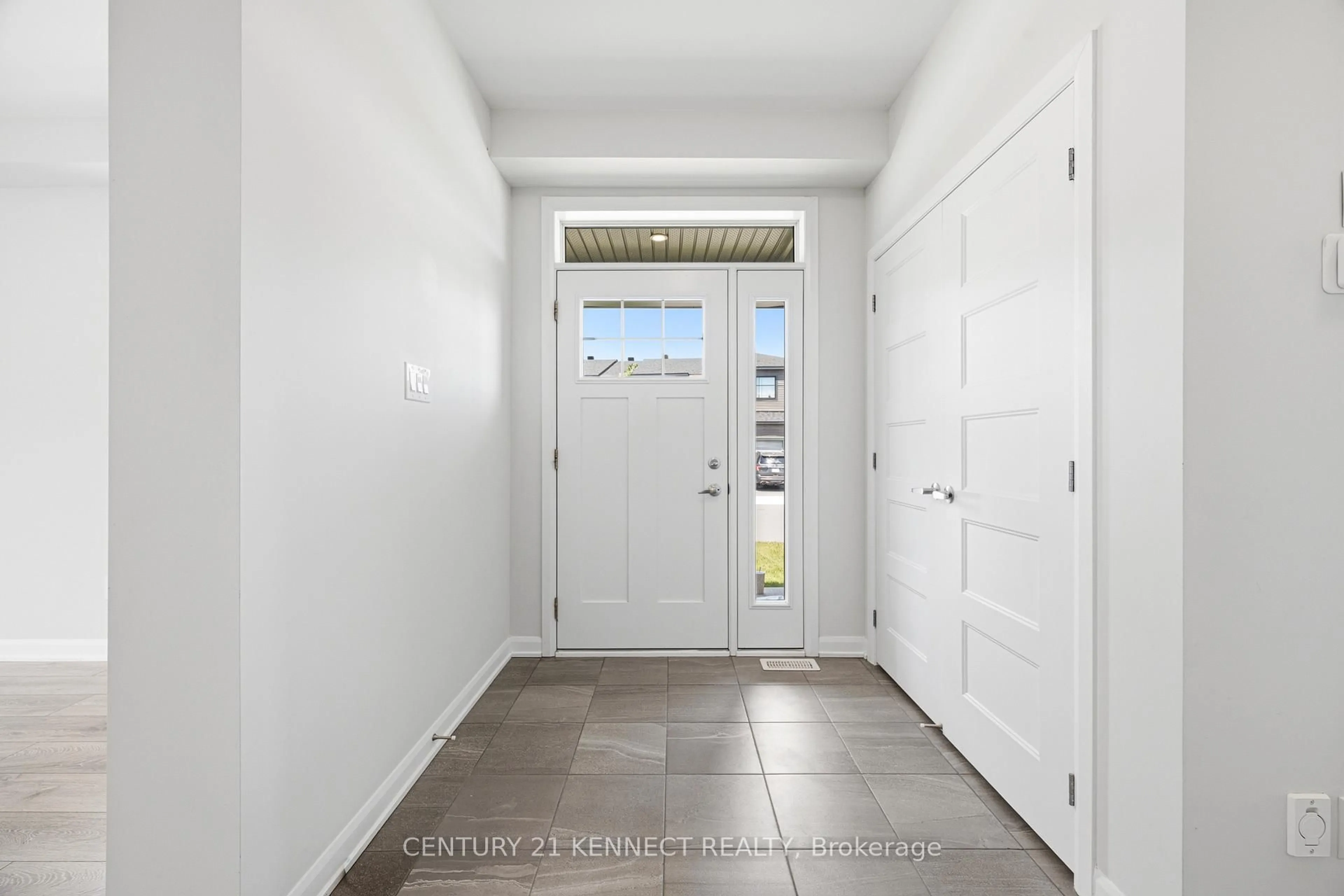 Indoor entryway for 1001 Ballyhale Hts, Ottawa Ontario K2J 6Y6