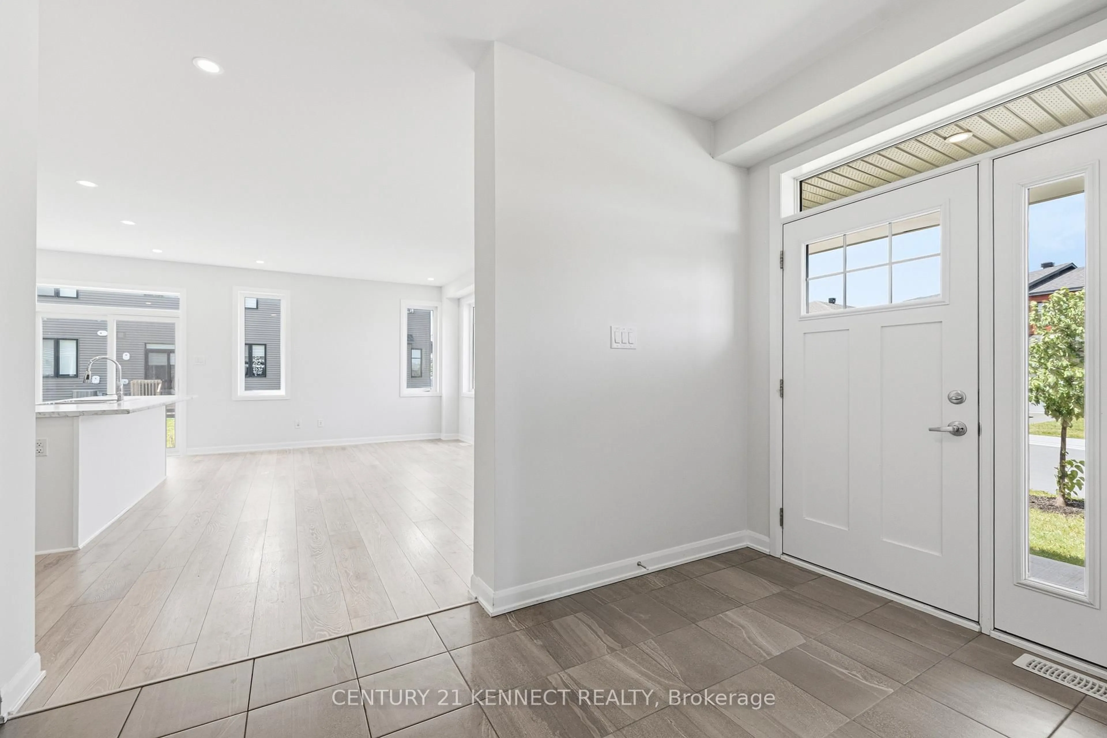 Indoor entryway for 1001 Ballyhale Hts, Ottawa Ontario K2J 6Y6