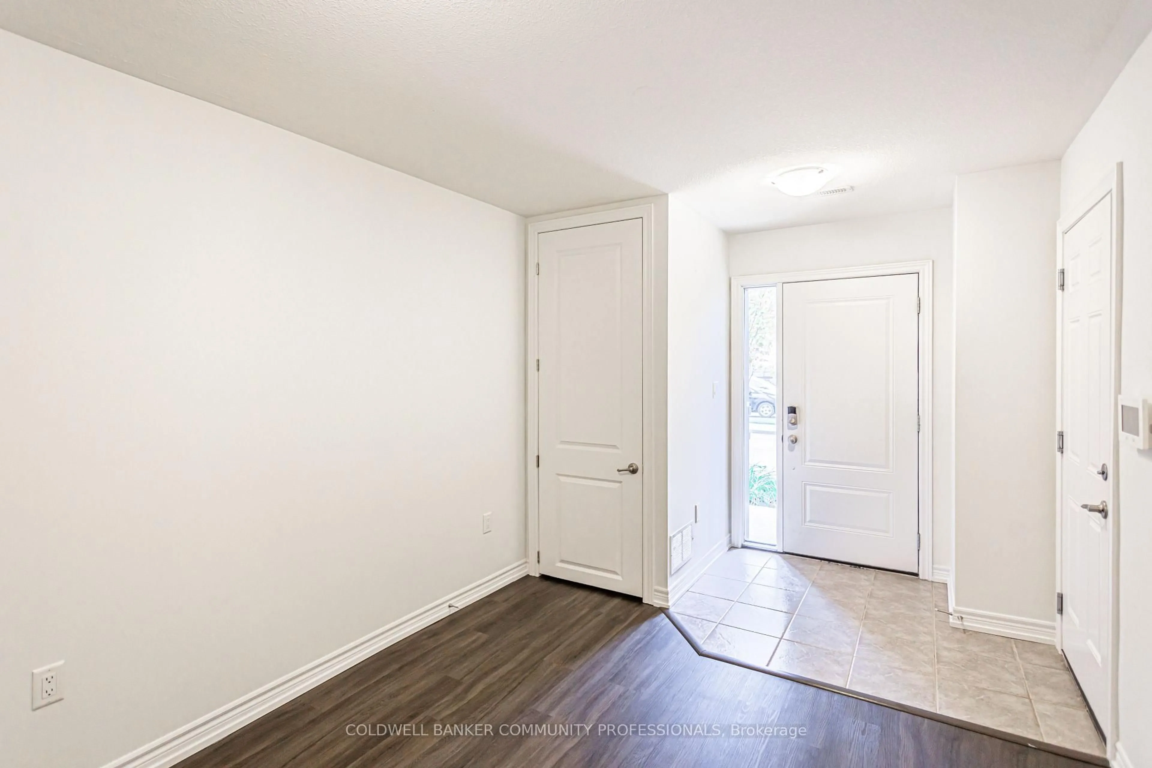 Indoor entryway for 377 Glancaster Rd #30, Hamilton Ontario L9G 0G4
