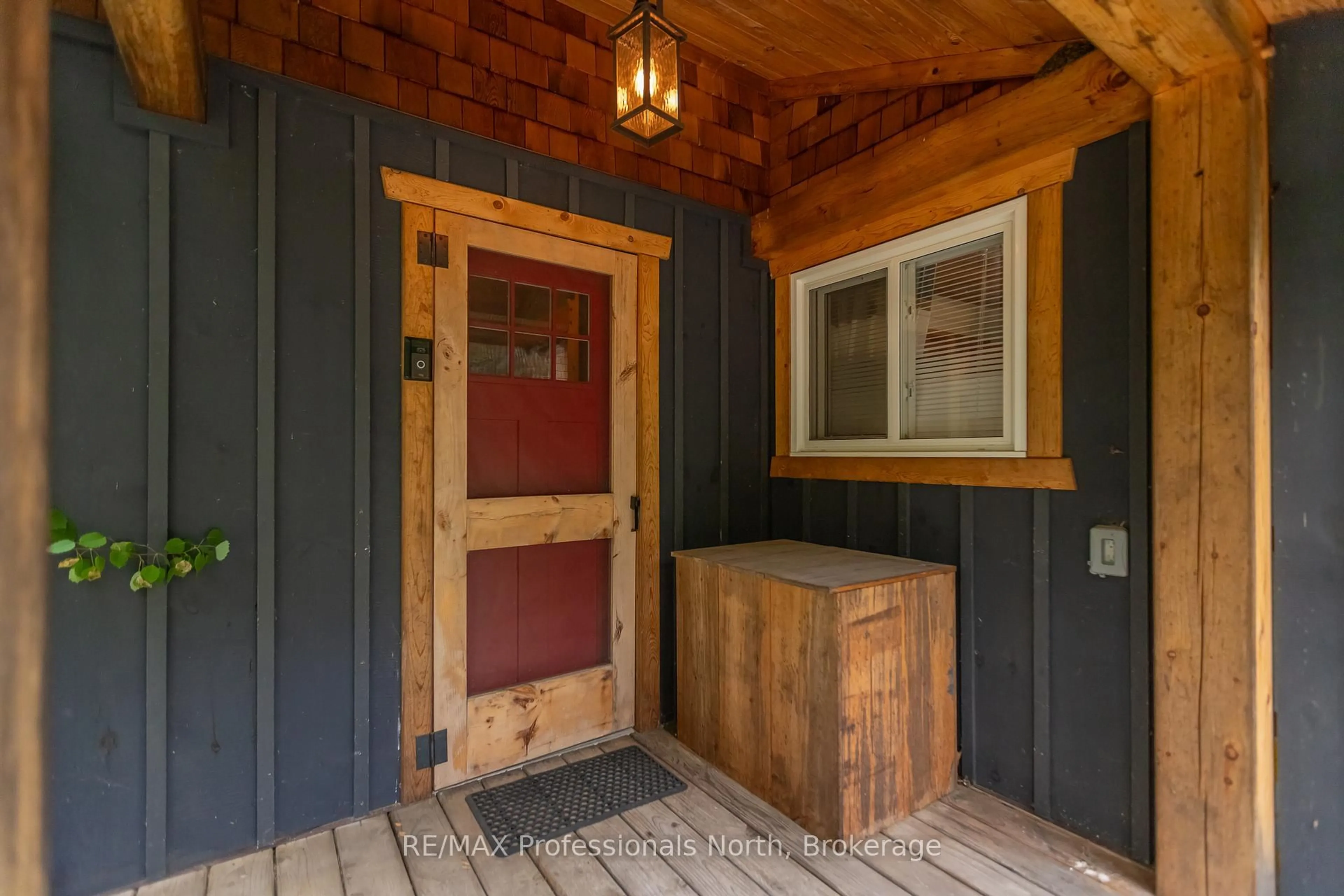 Indoor entryway for 1628 Boshkung Lake Rd, Algonquin Highlands Ontario K0M 1J1