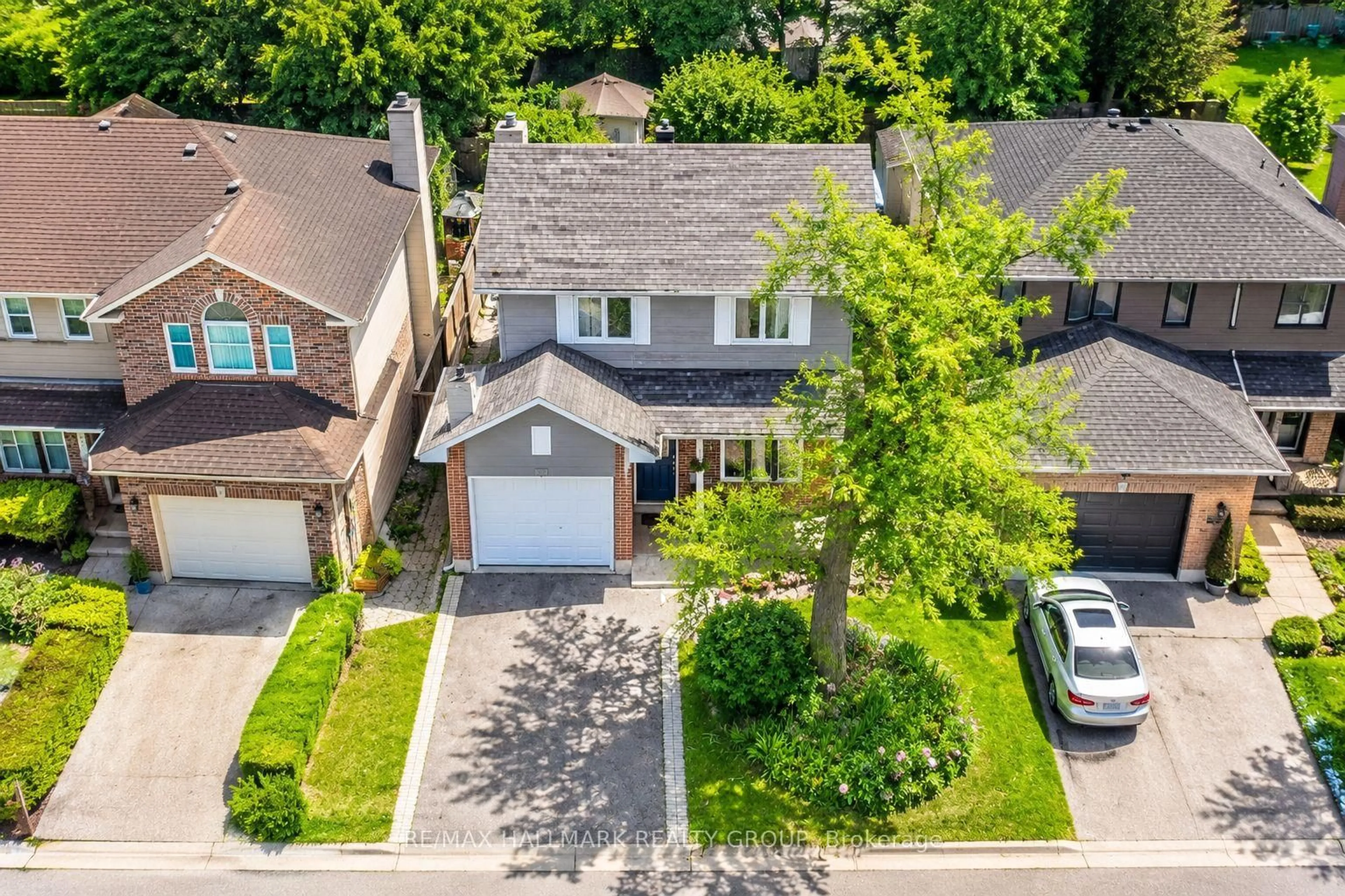 A pic from outside/outdoor area/front of a property/back of a property/a pic from drone, street for 29 CARBERY Dr, Ottawa Ontario K2S 1E5