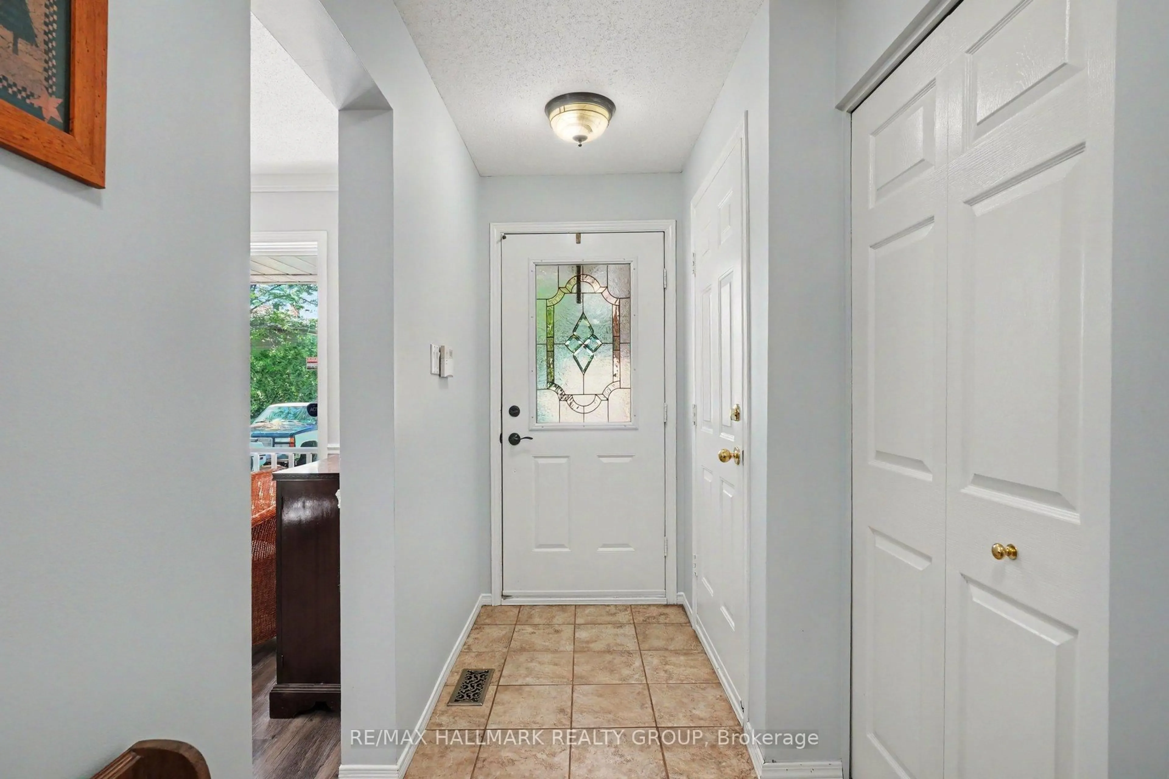 Indoor entryway for 29 CARBERY Dr, Ottawa Ontario K2S 1E5