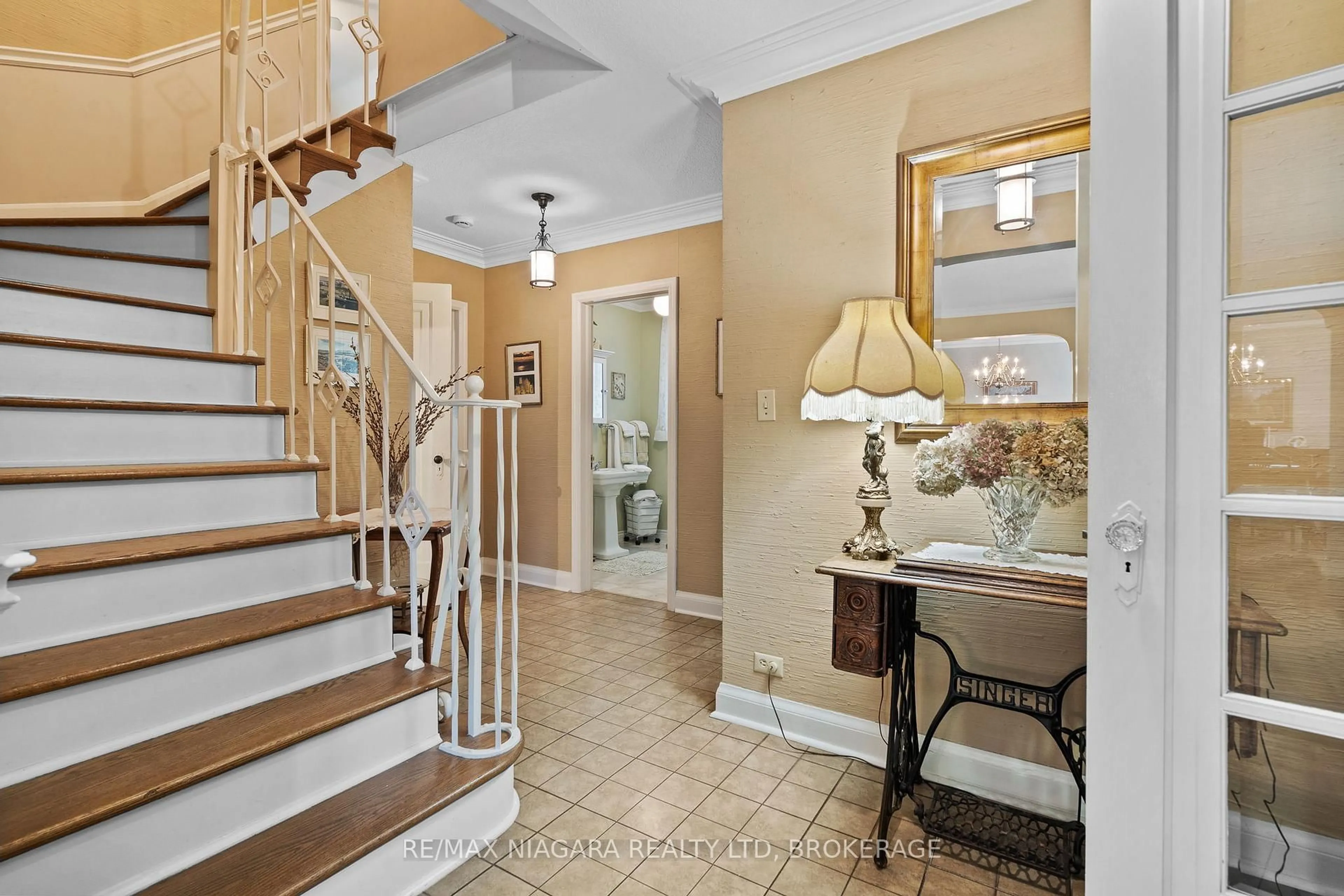 Indoor entryway for 97 Glenridge Ave, St. Catharines Ontario L2R 4X4