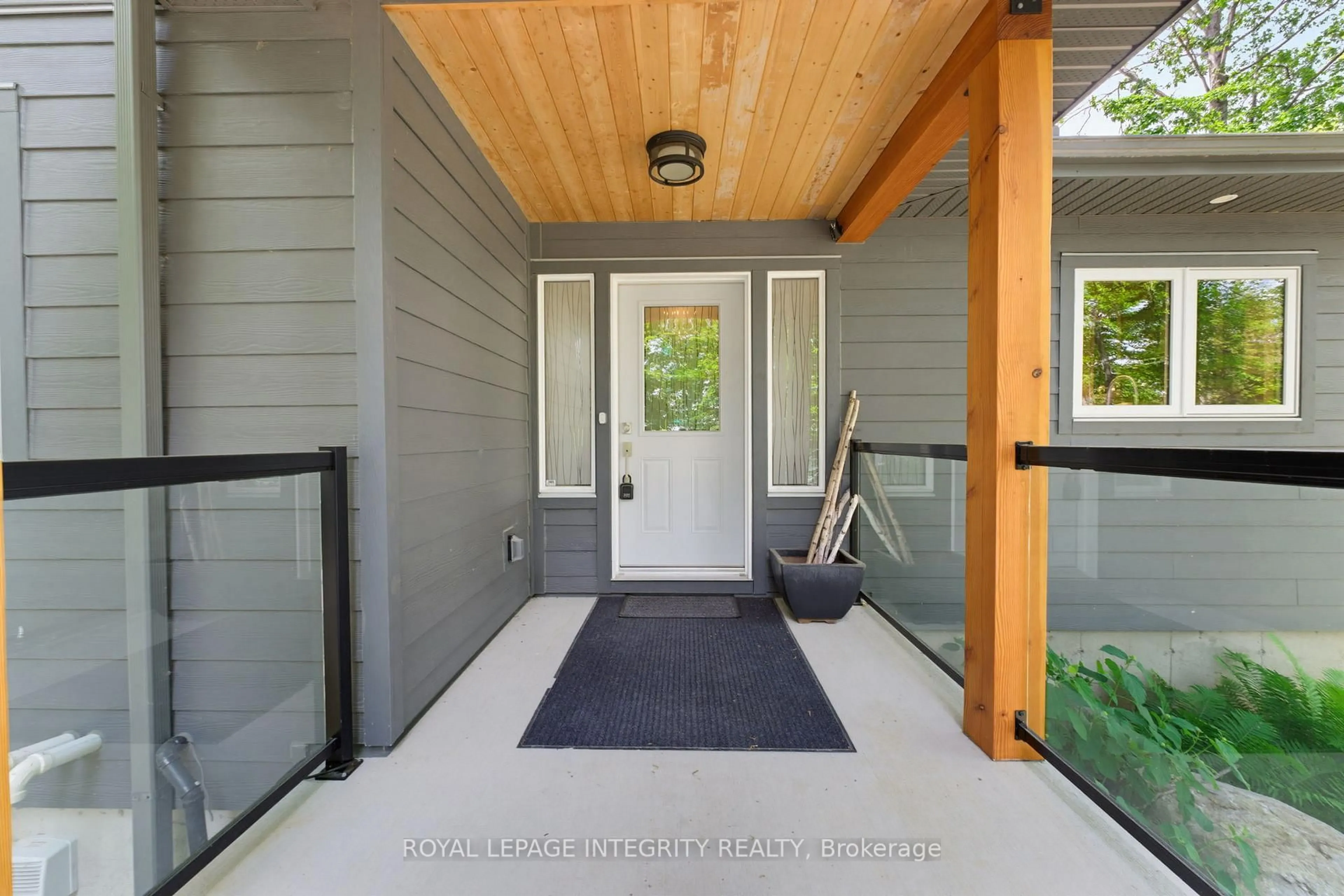 Indoor entryway for 39 Morning Flight Crt, Calabogie Ontario K0J 1H0