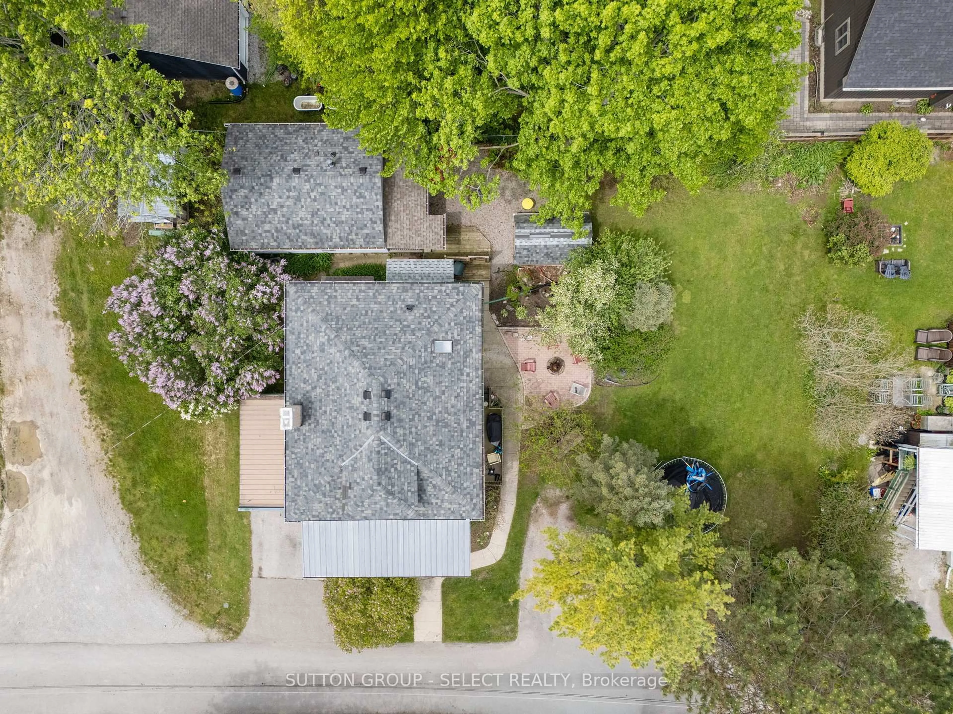 A pic from outside/outdoor area/front of a property/back of a property/a pic from drone, street for 10 Crescent Park, Norfolk Ontario N0A 1N0