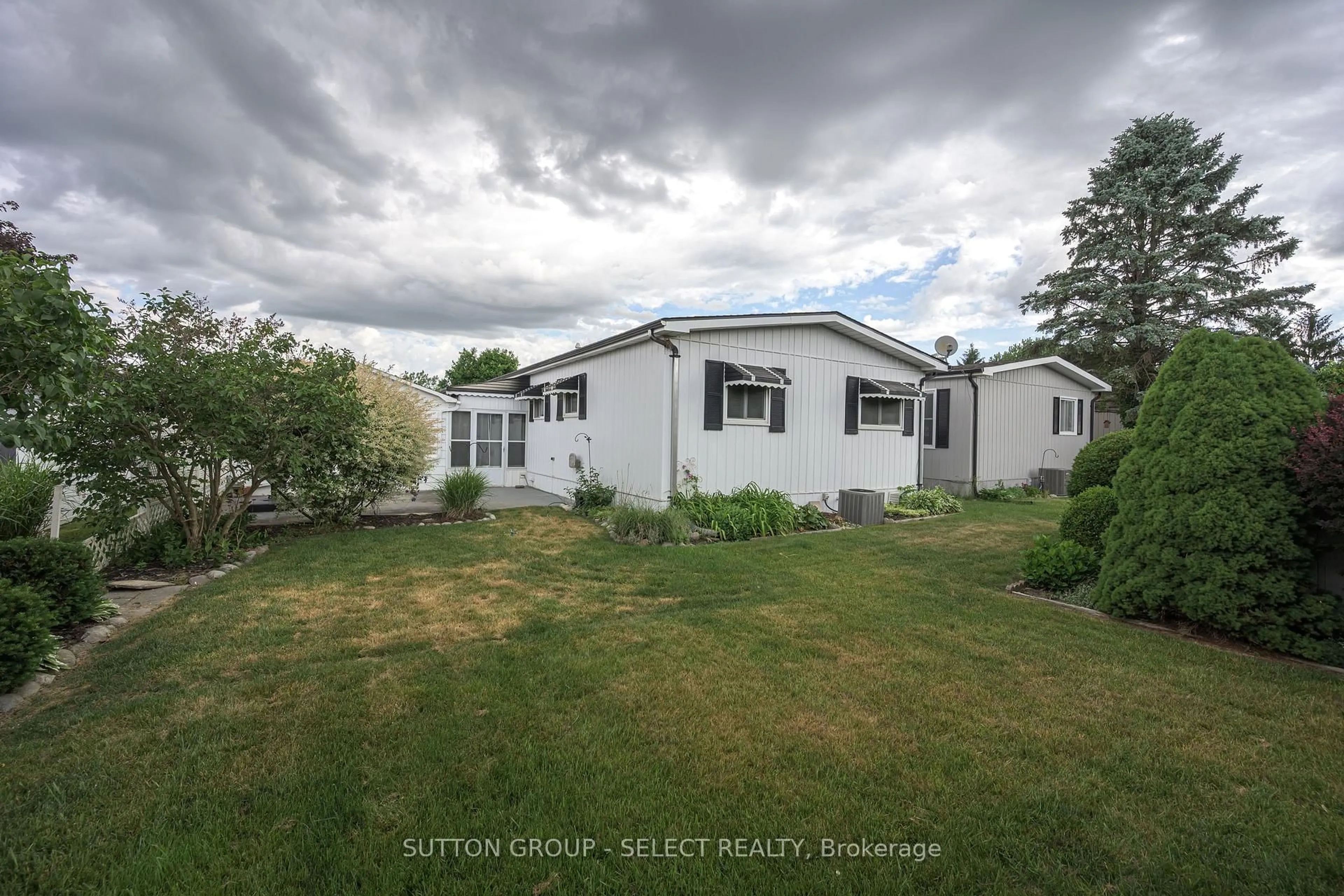 A pic from outside/outdoor area/front of a property/back of a property/a pic from drone, unknown for 32 Miller St, Strathroy-Caradoc Ontario N7G 3K8
