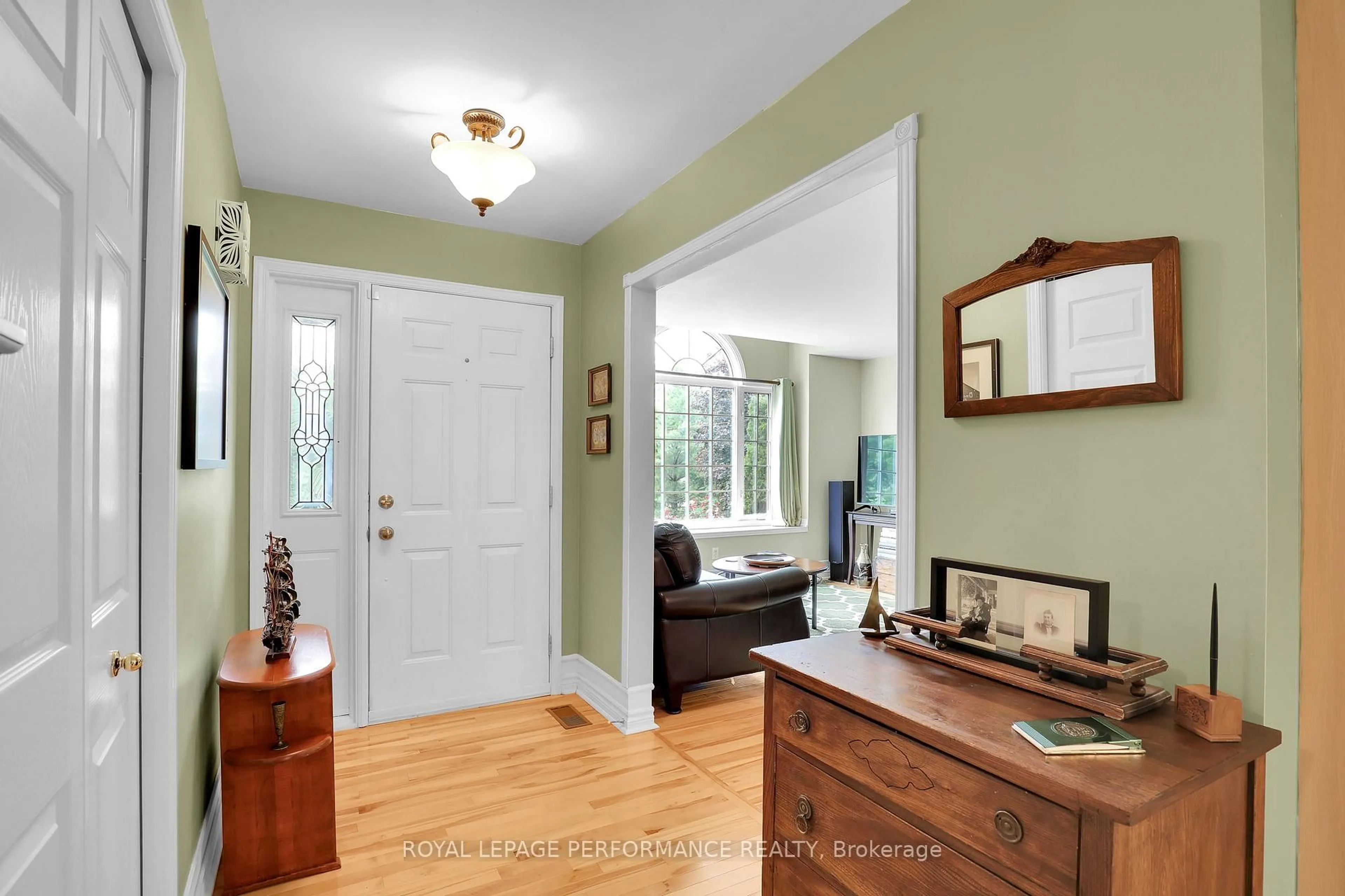 Indoor entryway for 6115 Kaycourt Dr, Osgoode Ontario K0A 2W0