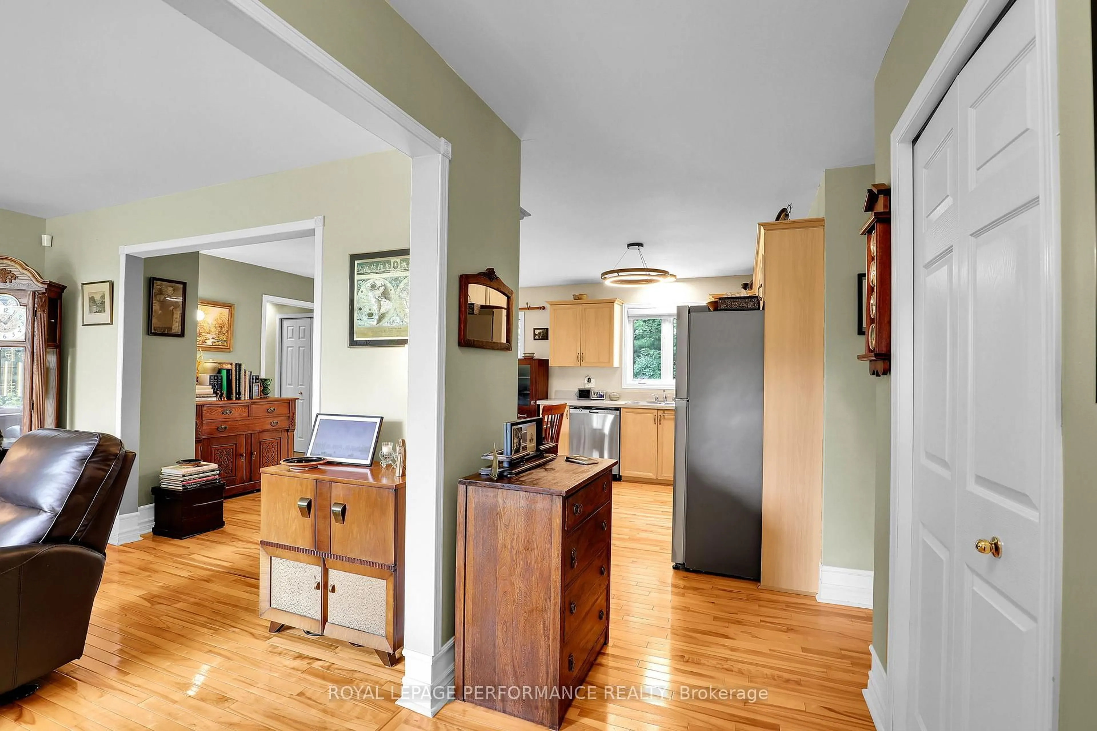 Indoor entryway for 6115 Kaycourt Dr, Osgoode Ontario K0A 2W0