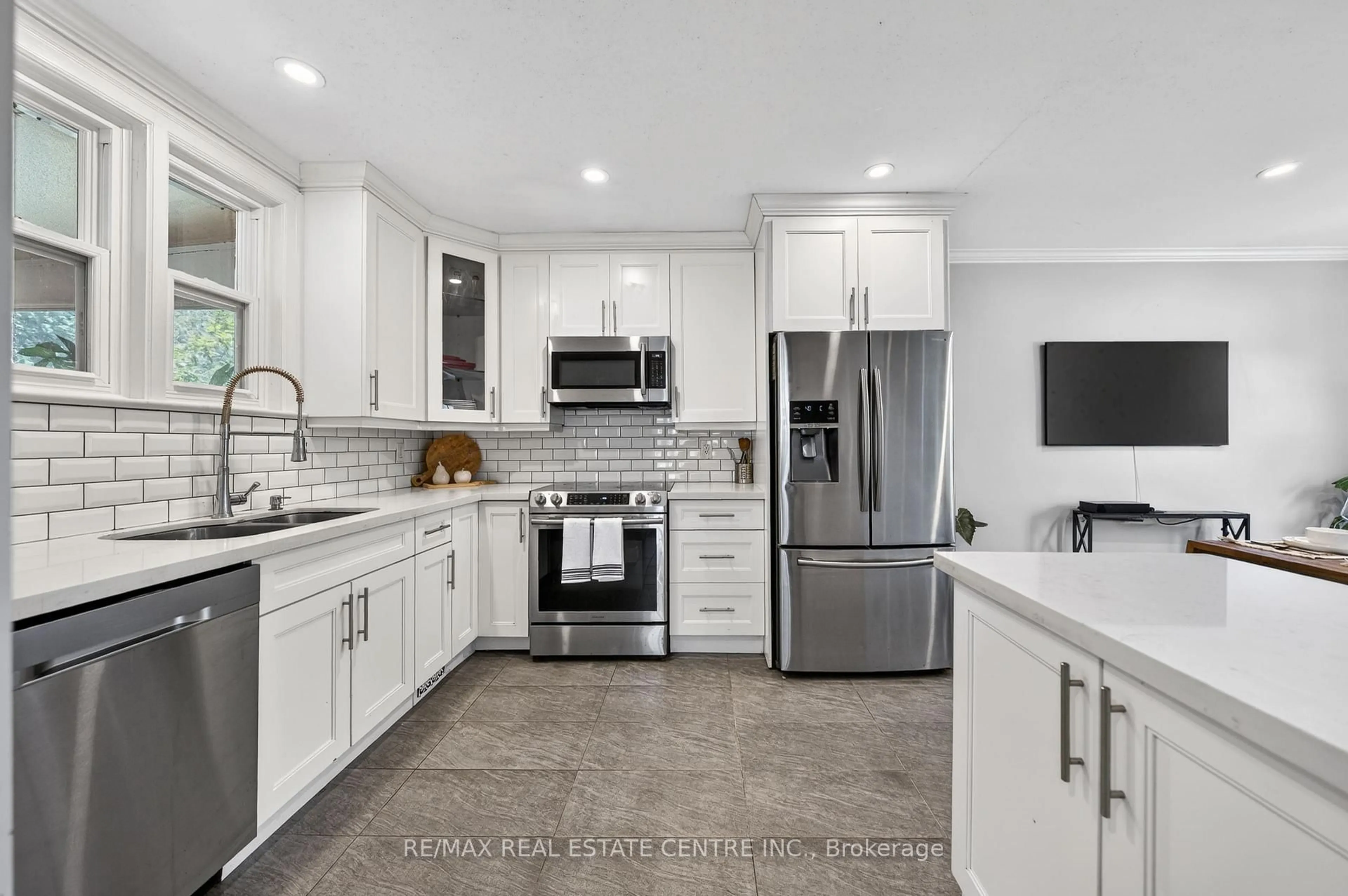 Open concept kitchen, ceramic/tile floor for 154 Bridgeport Rd, Waterloo Ontario N2J 2K4