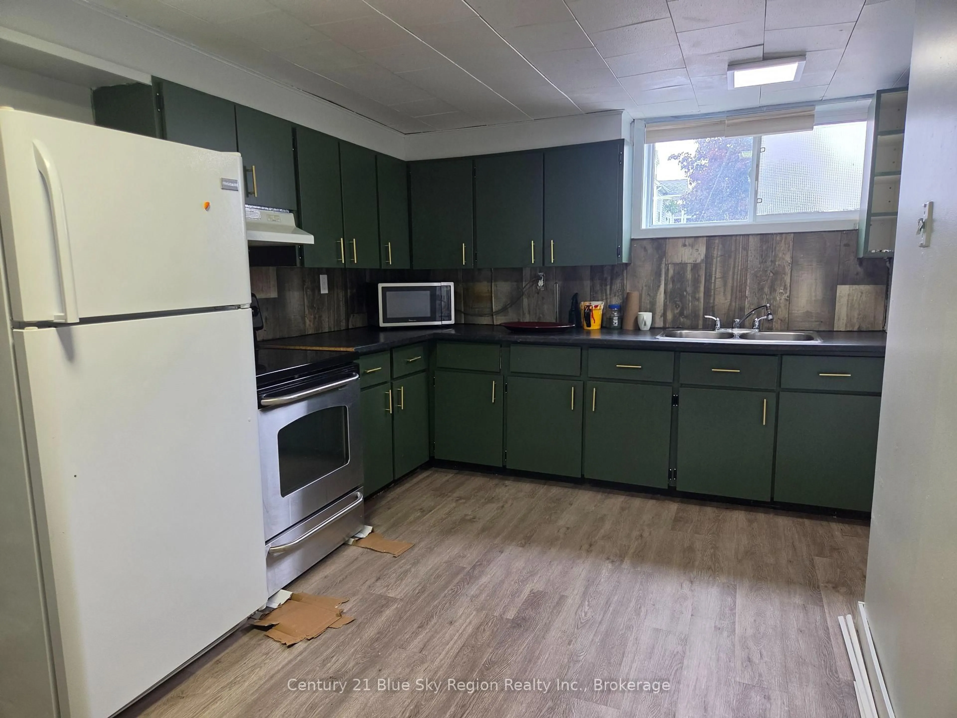 Standard kitchen, unknown for 40 Judge Ave #2B, North Bay Ontario P1A 1B4