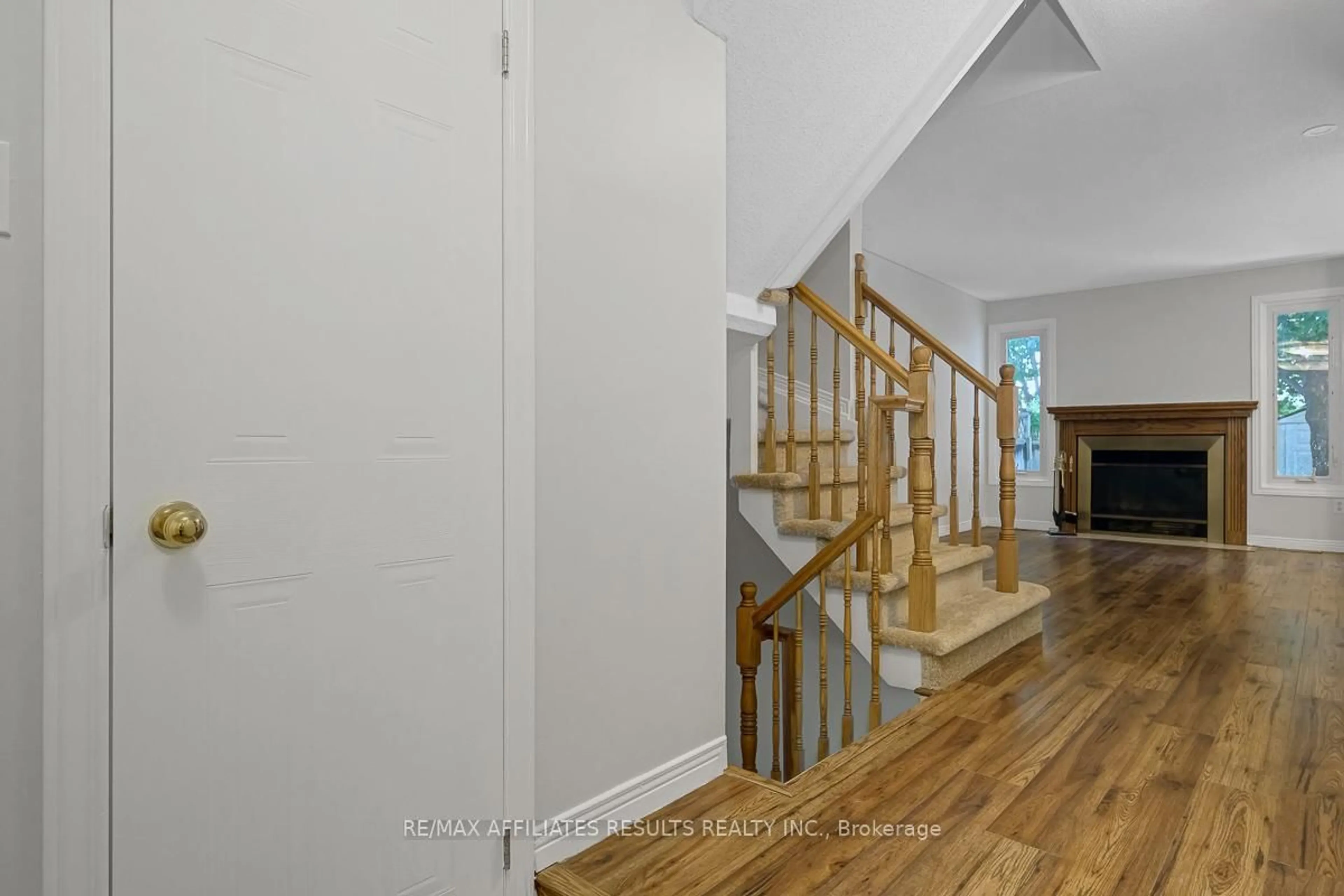 Indoor foyer for 93 Mountshannon Dr, Ottawa Ontario K2J 4C2