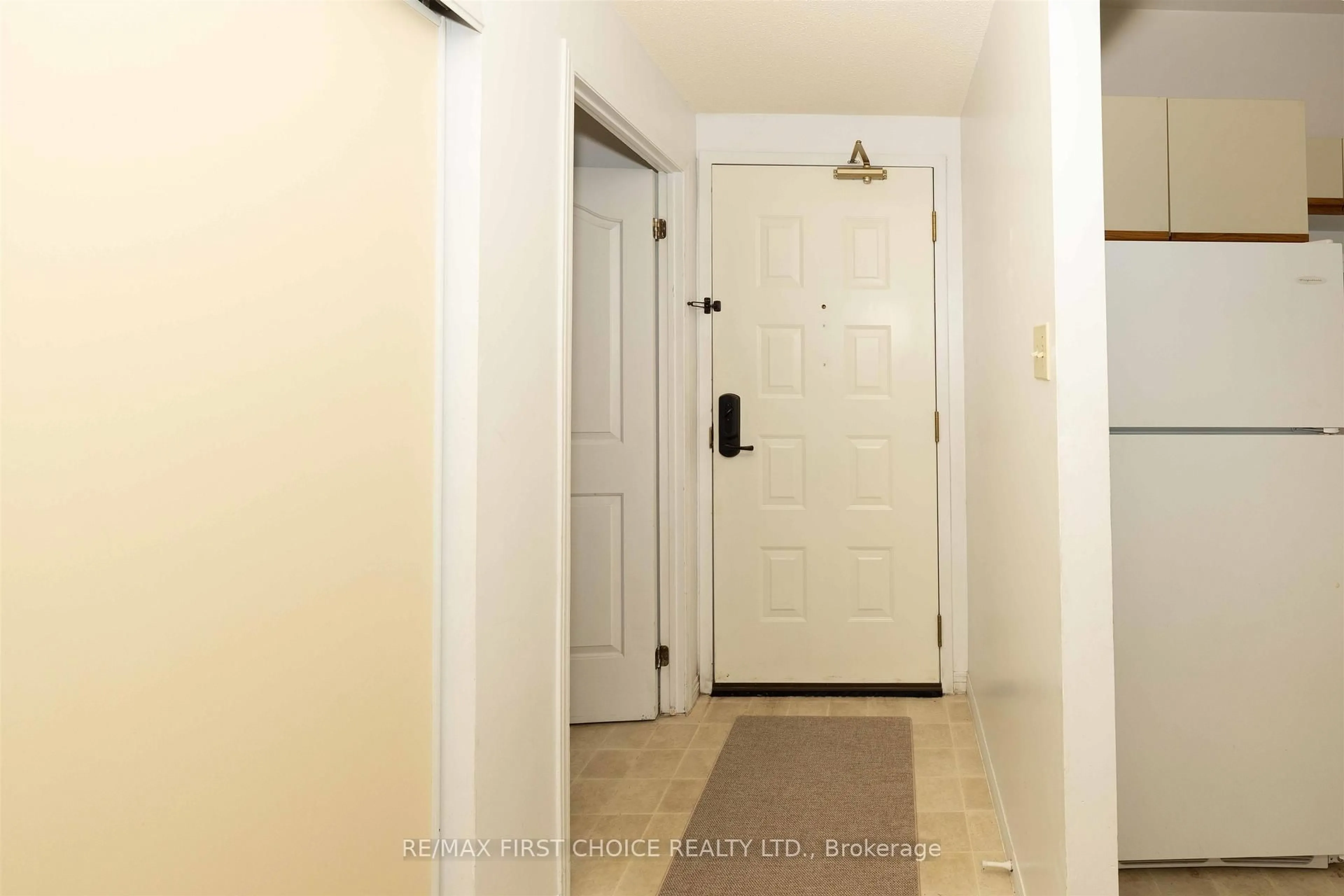 Indoor entryway for 590 Beverly St #802, Thunder Bay Ontario P7B 6H1