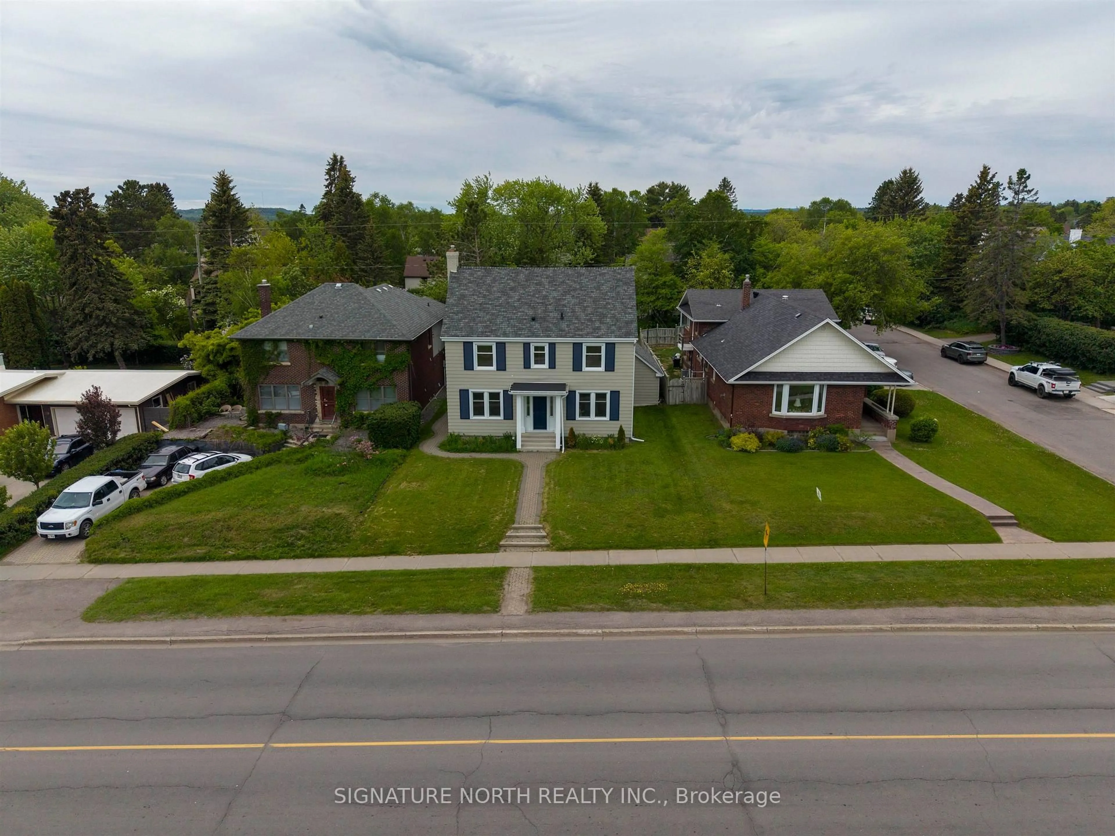 A pic from outside/outdoor area/front of a property/back of a property/a pic from drone, street for 120 High St, Thunder Bay Ontario P7B 3K5