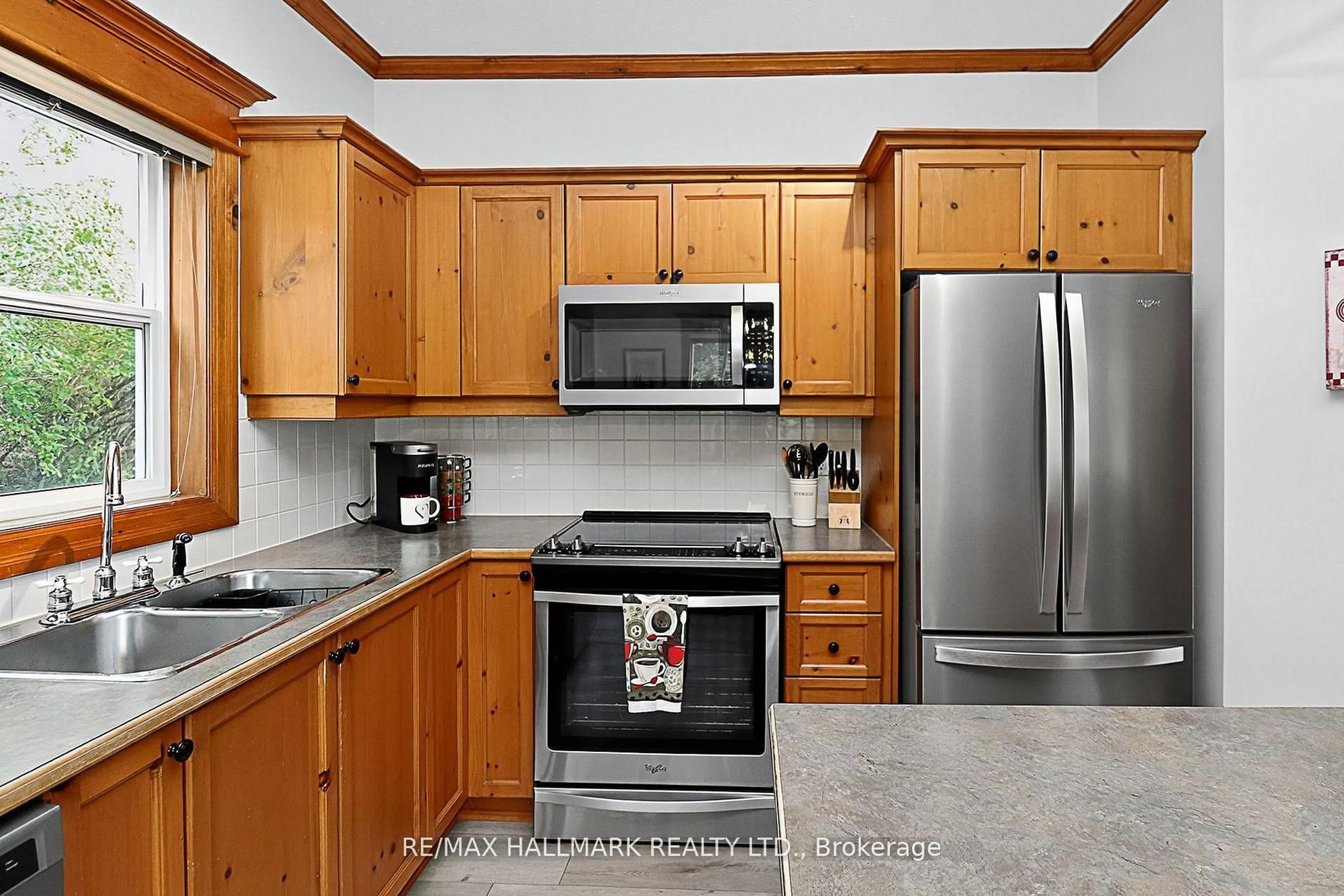 Standard kitchen, ceramic/tile floor for 184 Snowbridge Way #101, Blue Mountains Ontario L9Y 0V1
