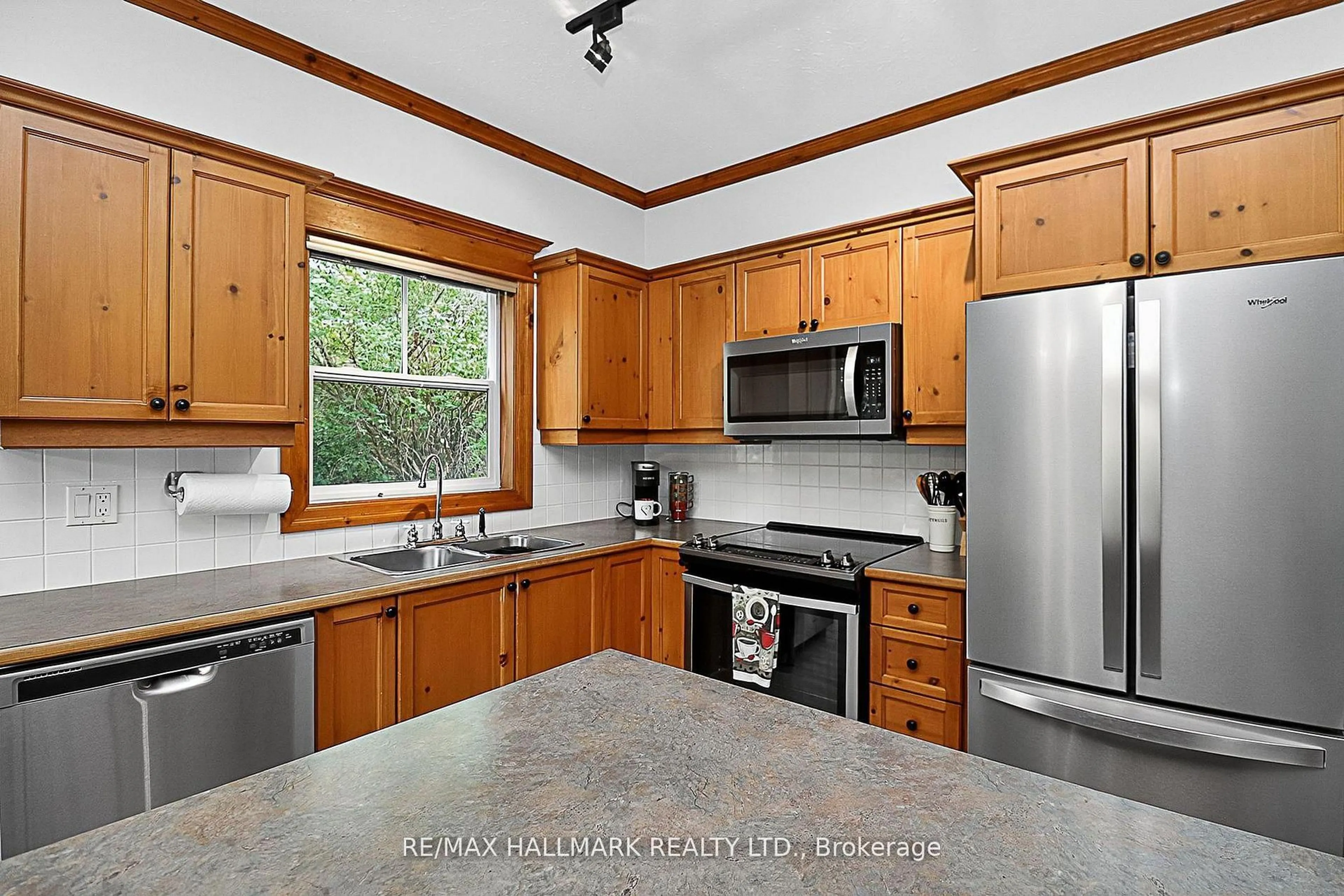 Standard kitchen, ceramic/tile floor for 184 Snowbridge Way #101, Blue Mountains Ontario L9Y 0V1