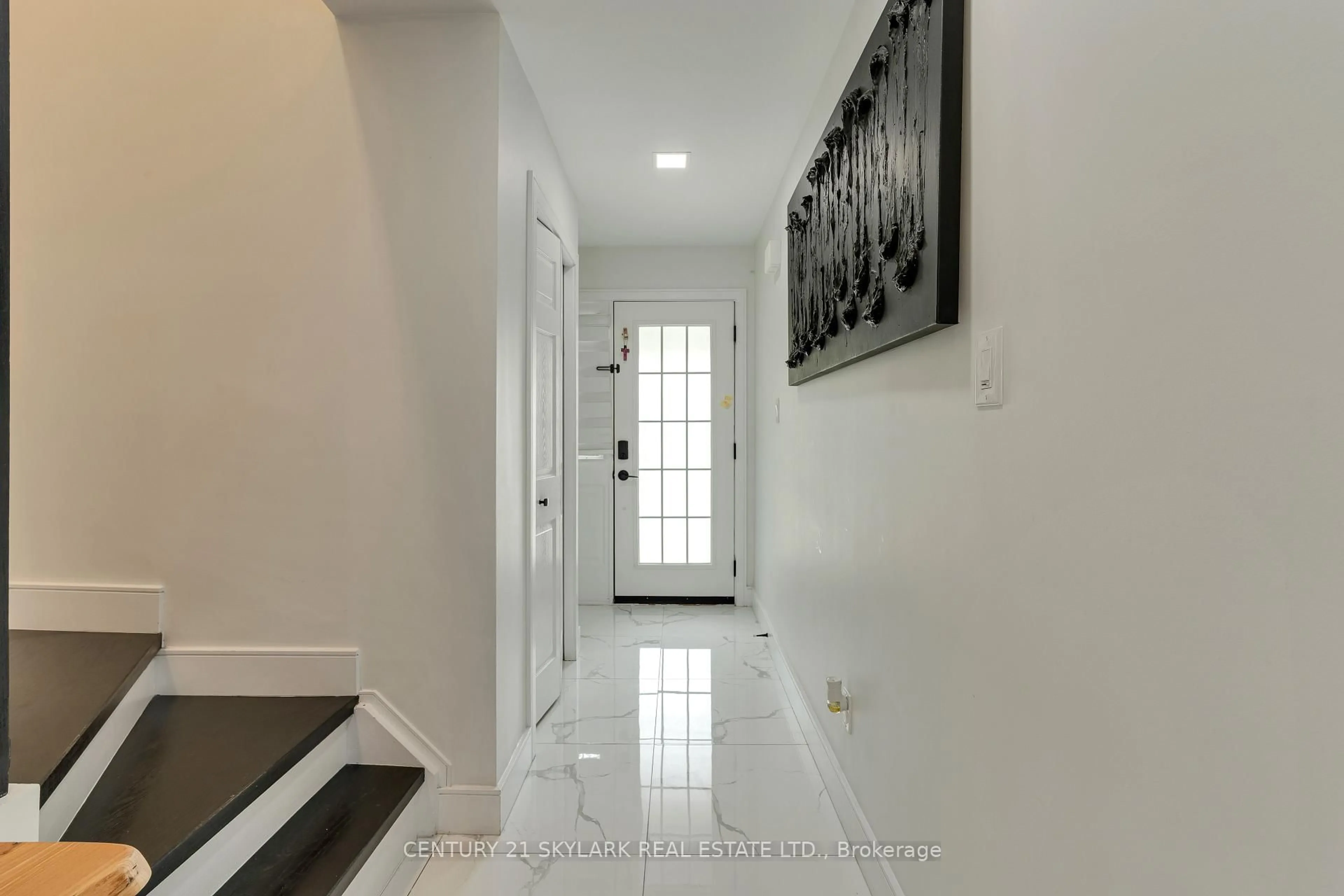 Indoor entryway for 1385 Upper Wentworth St #15, Hamilton Ontario L9B 2V8