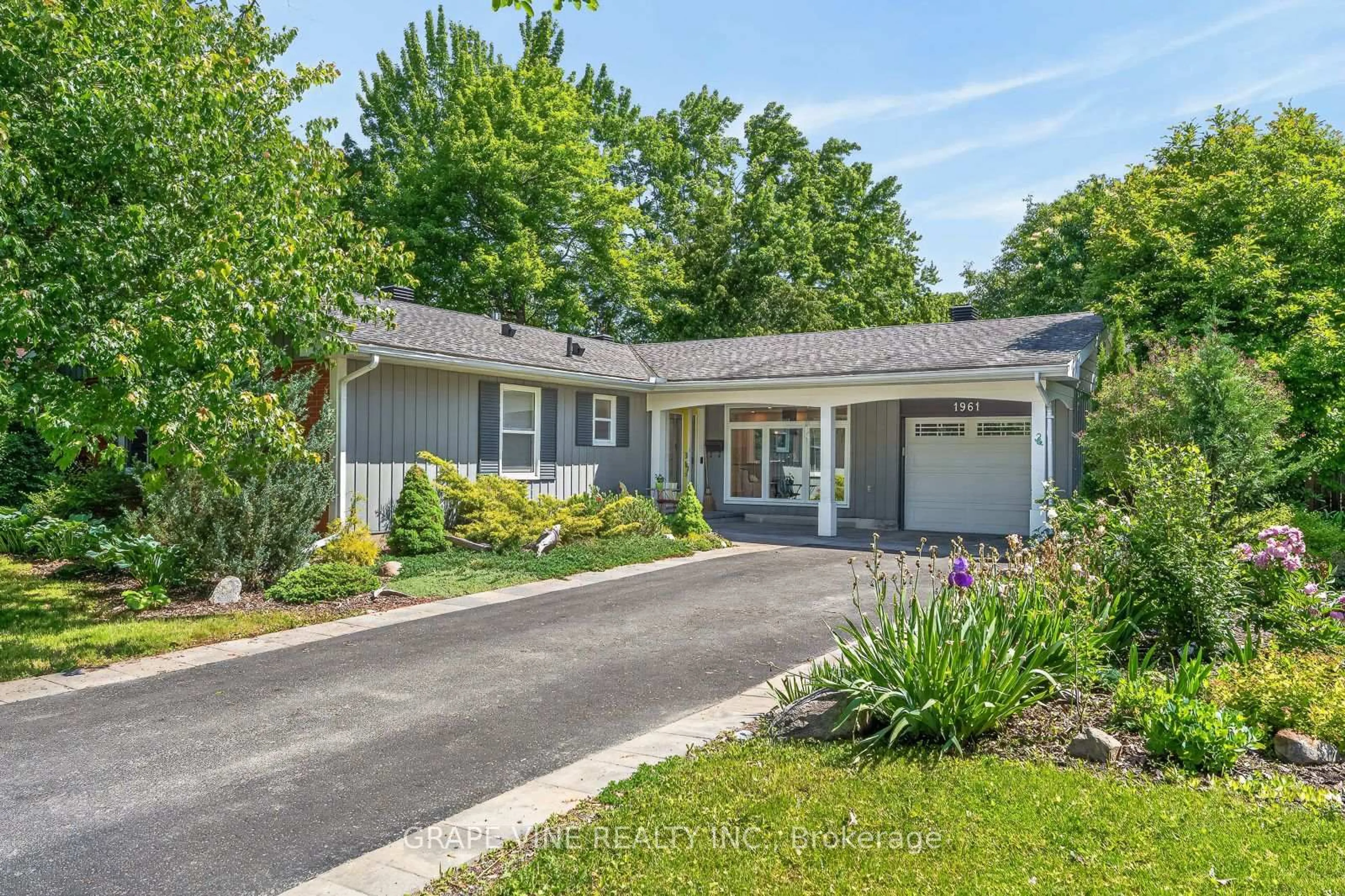 Home with vinyl exterior material, street for 1961 OAKDEAN Cres, Ottawa Ontario K1J 6H6