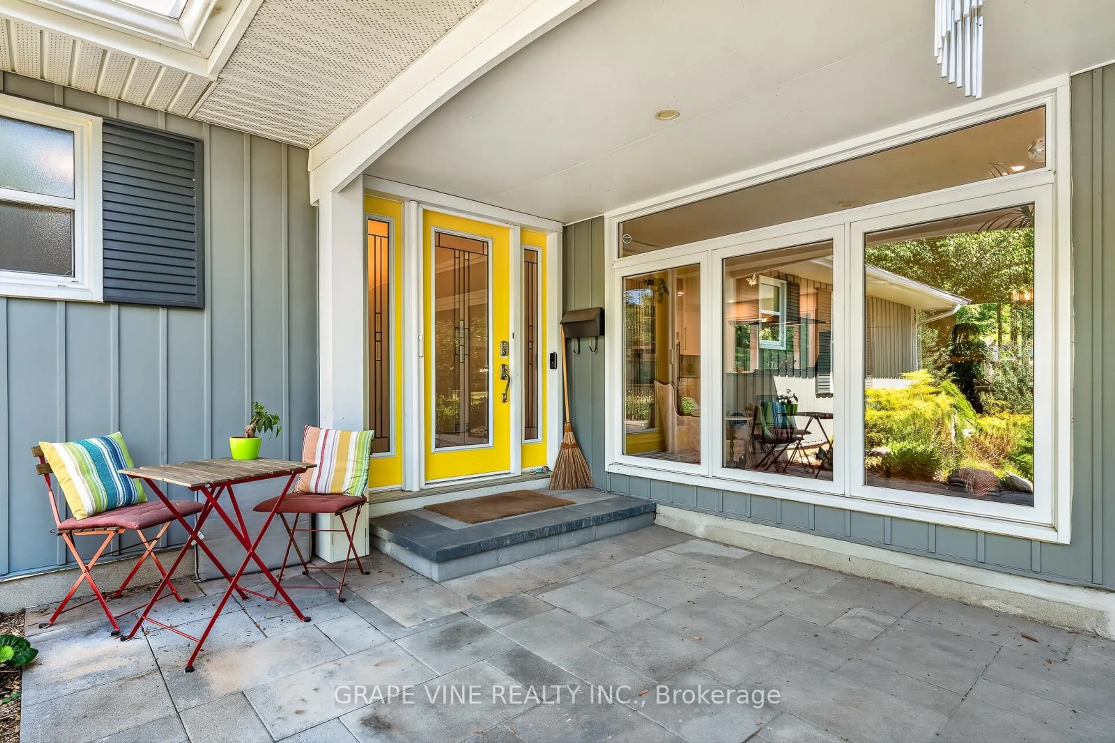 Indoor entryway for 1961 OAKDEAN Cres, Ottawa Ontario K1J 6H6
