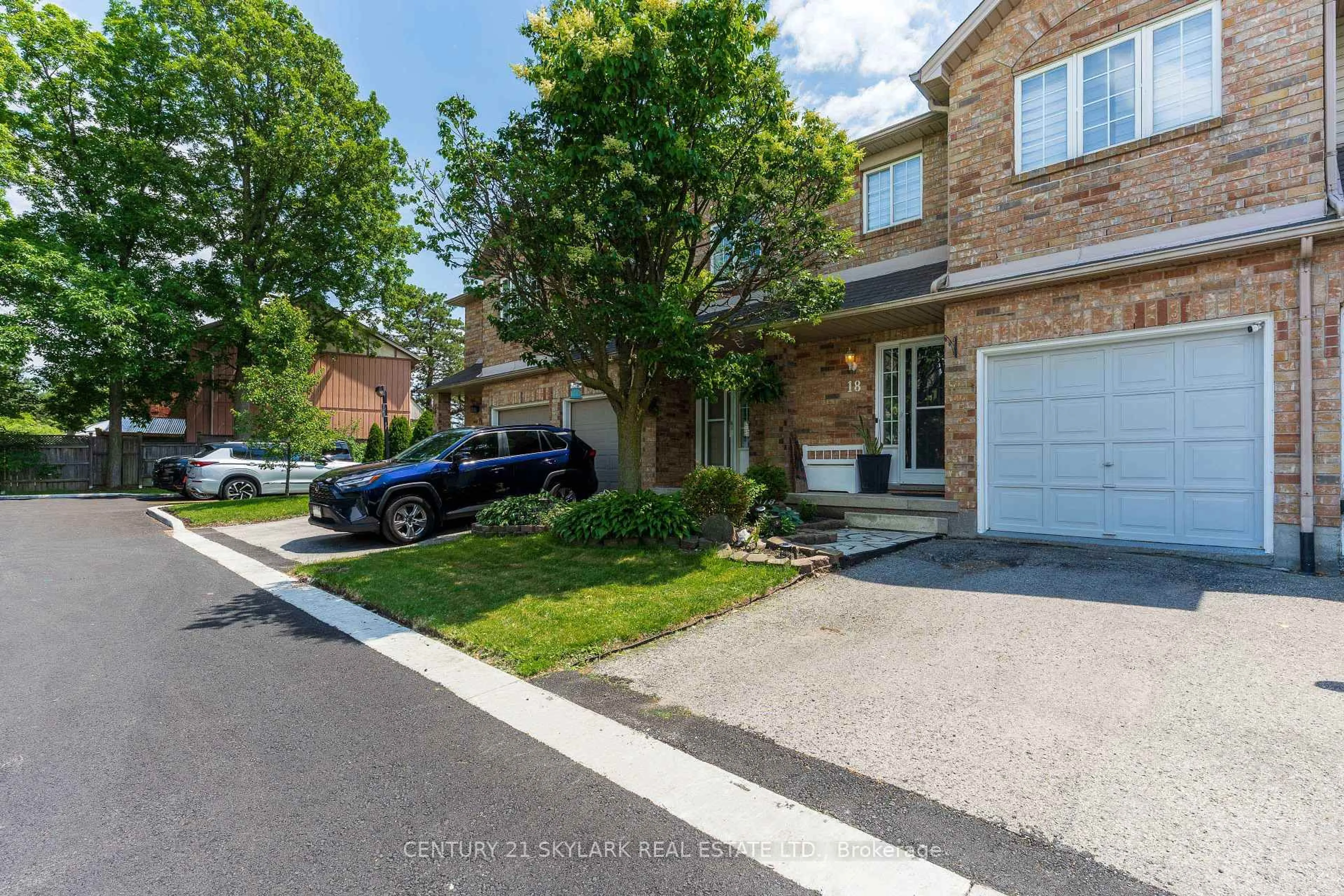 A pic from outside/outdoor area/front of a property/back of a property/a pic from drone, street for 10 Cadham Blvd, Hamilton Ontario L8W 3X6