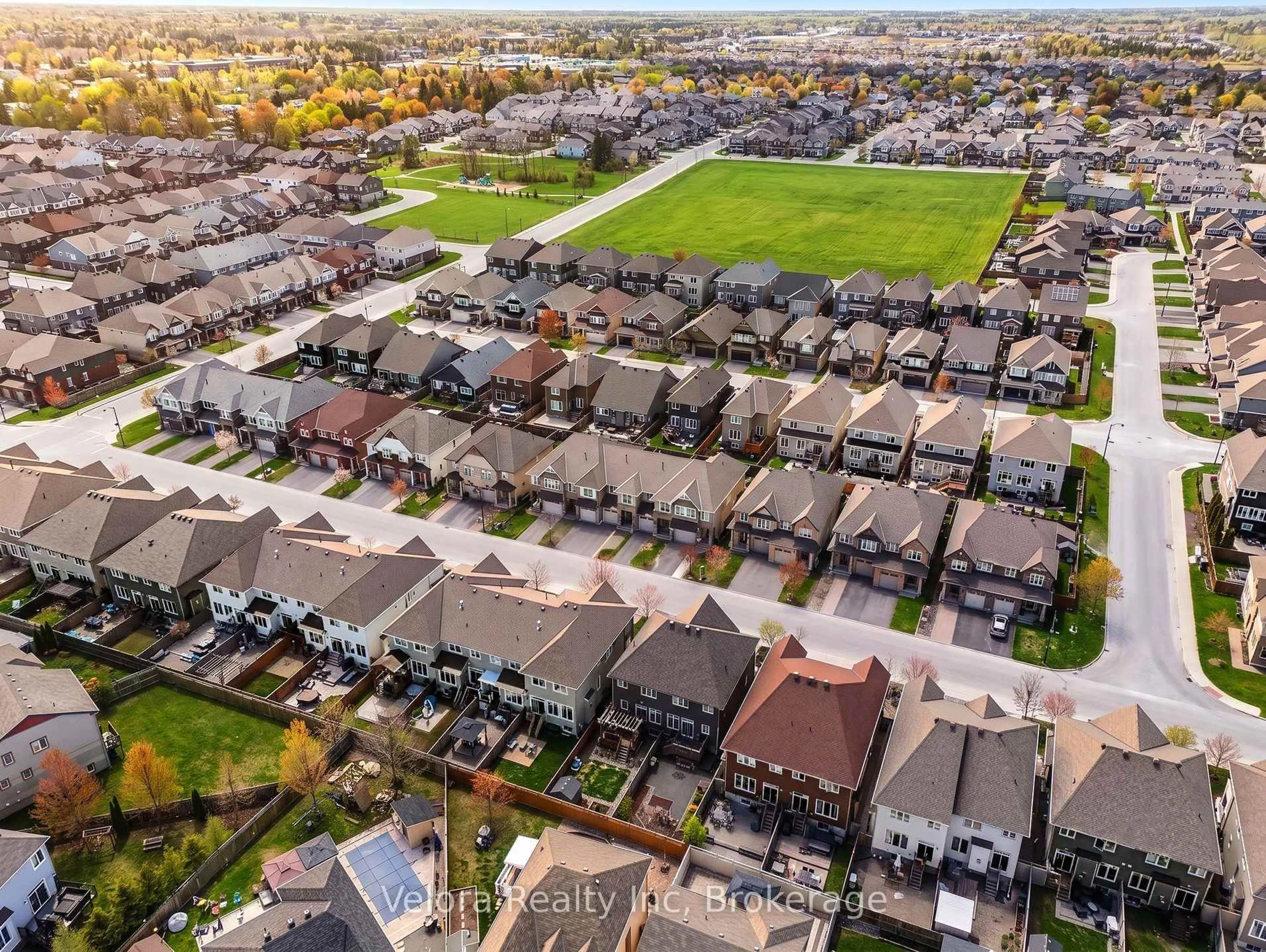 A pic from outside/outdoor area/front of a property/back of a property/a pic from drone, street for 352 Warmstone Dr, Ottawa Ontario K2S 0W3
