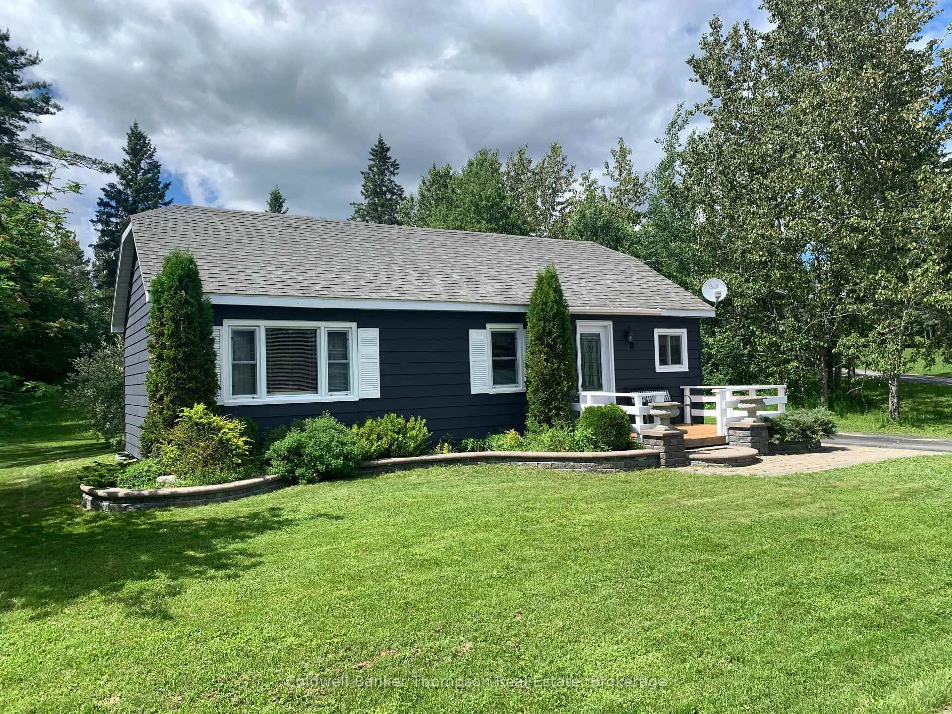 Home with vinyl exterior material, unknown for 8 Park St, Sundridge Ontario P0A 1Z0