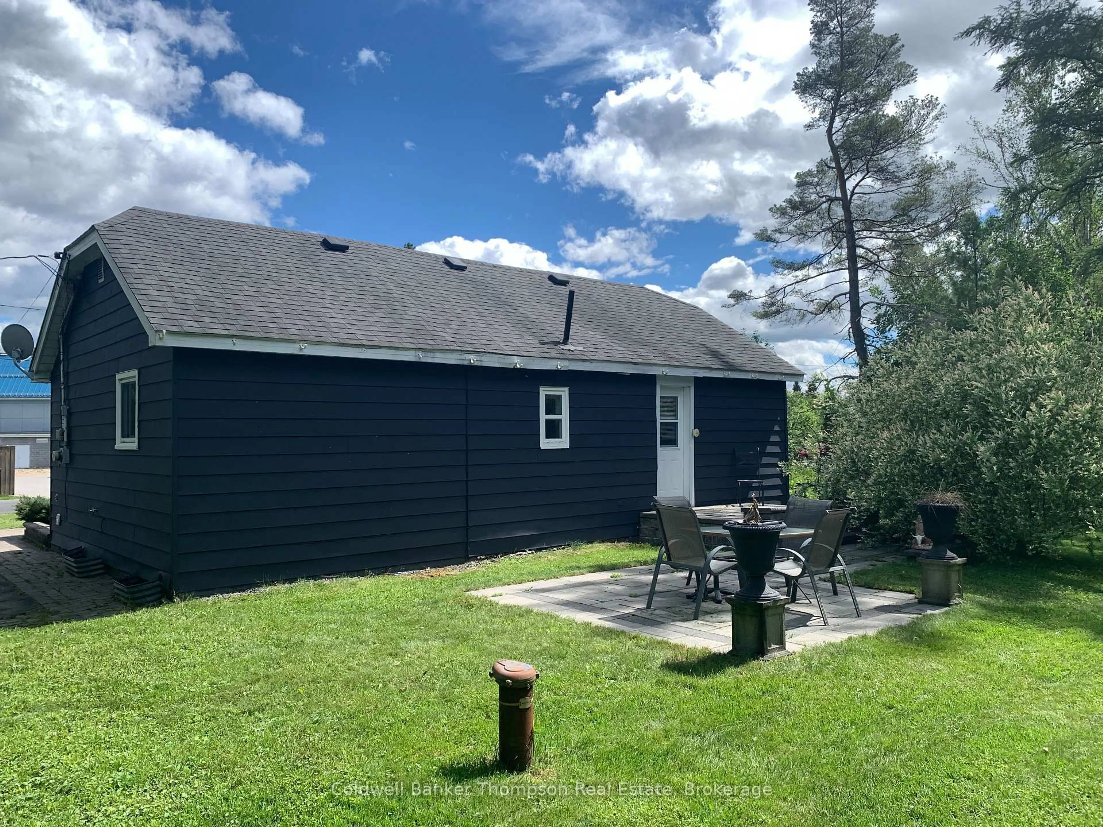 A pic from outside/outdoor area/front of a property/back of a property/a pic from drone, unknown for 8 Park St, Sundridge Ontario P0A 1Z0