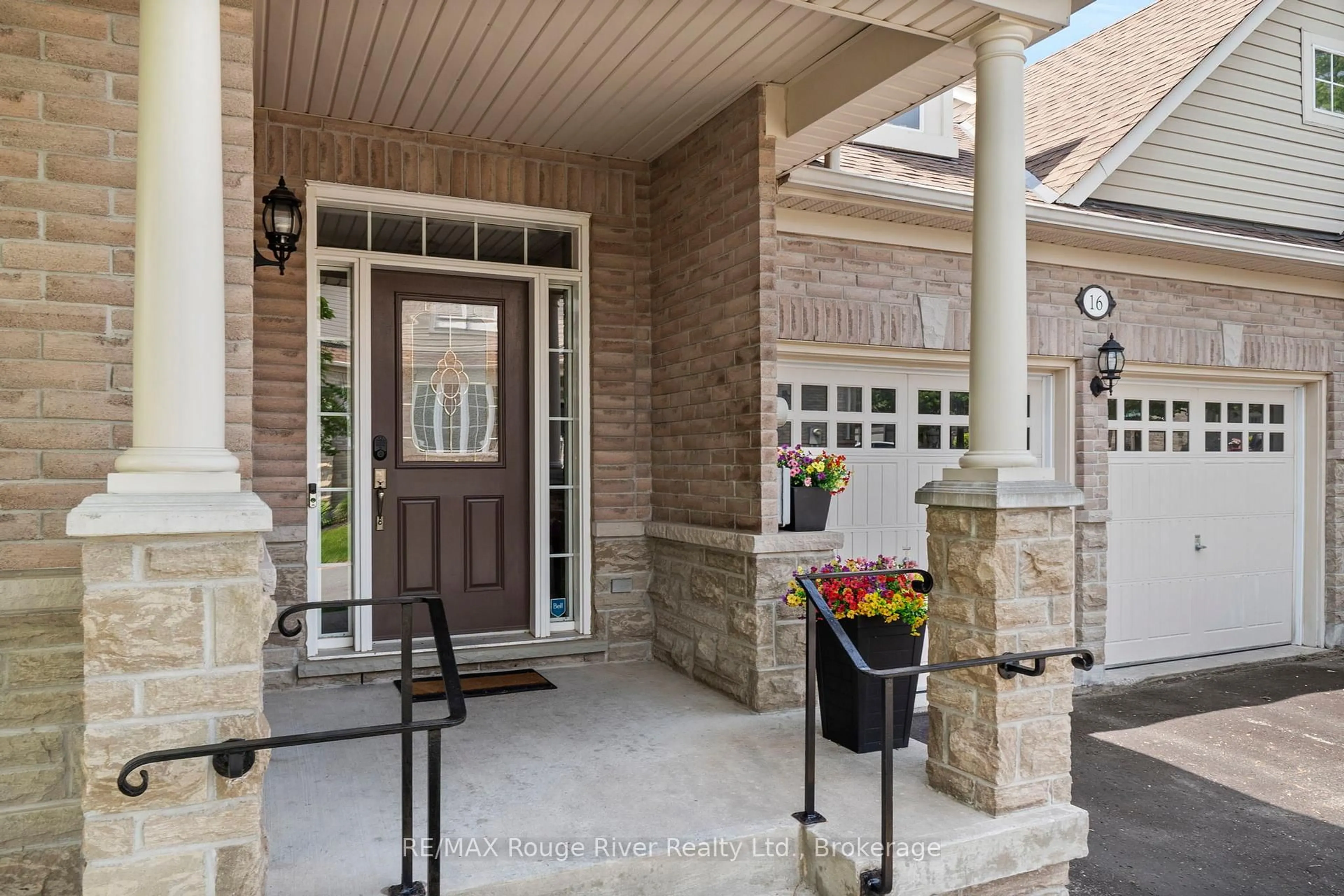 Indoor entryway for 16 Fenton Lane, Port Hope Ontario L1A 0A3
