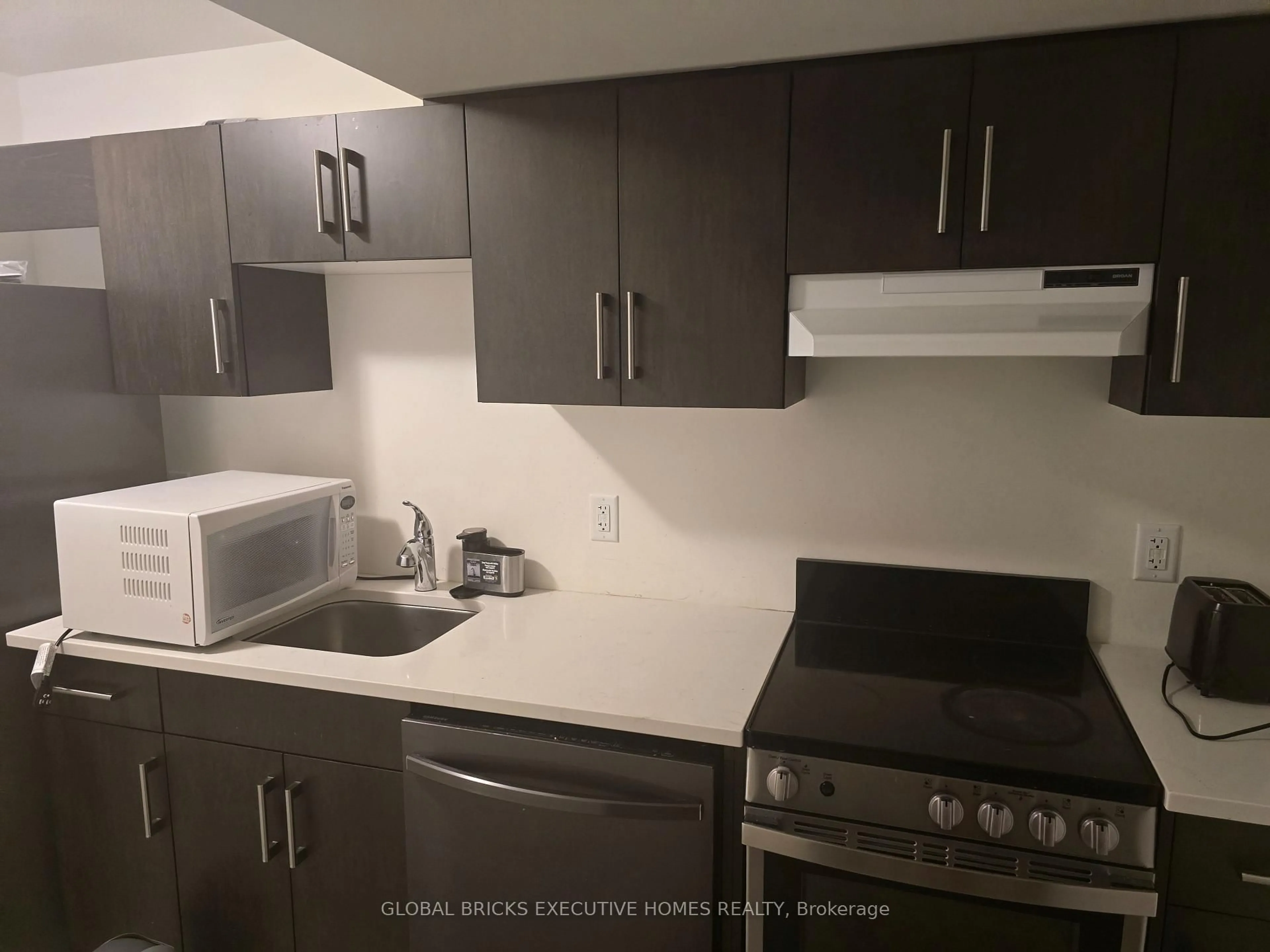 Standard kitchen, unknown for 31 Saffron Way, Pelham Ontario L3B 5N5