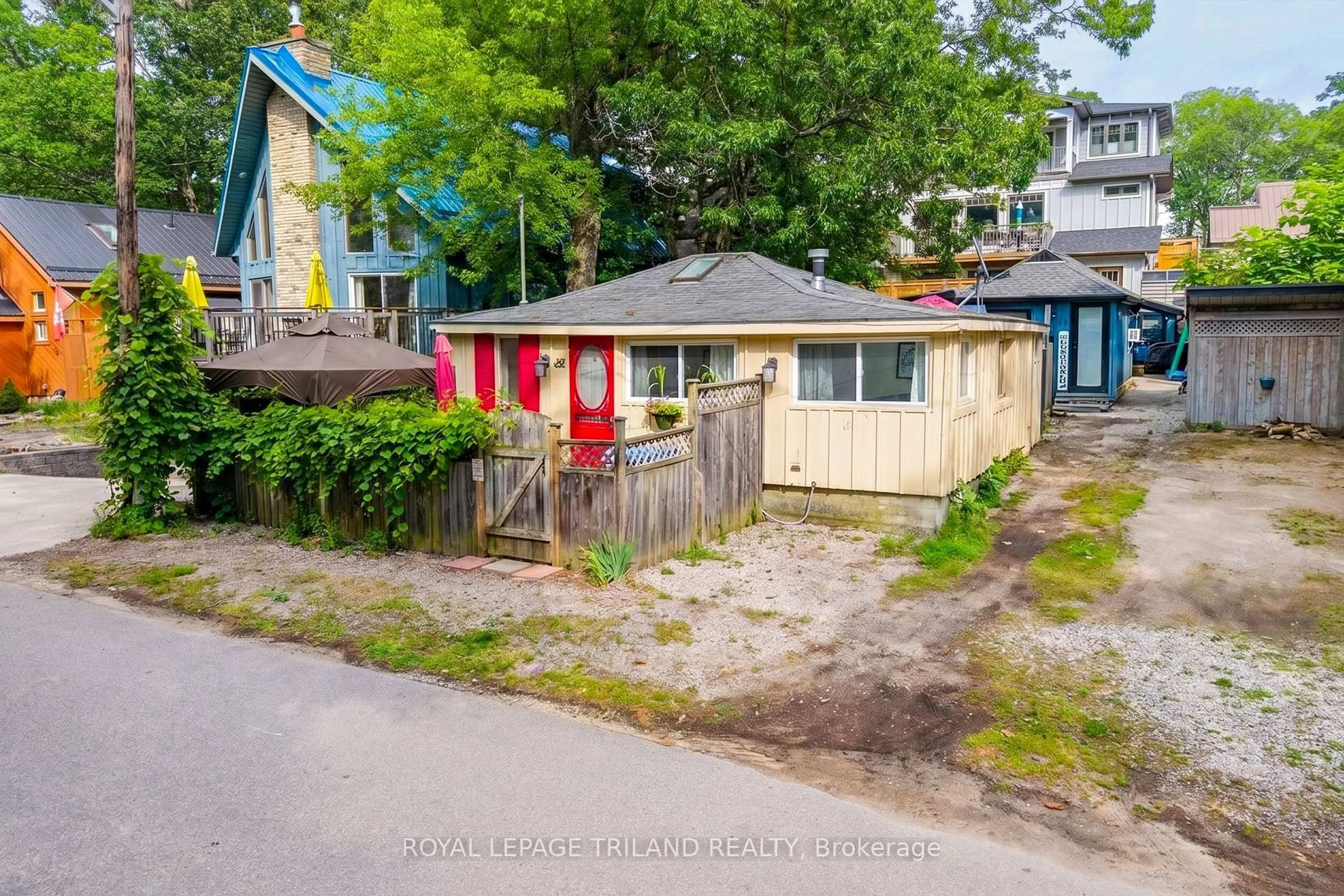 A pic from outside/outdoor area/front of a property/back of a property/a pic from drone, street for 26 Elmwood Ave, Lambton Shores Ontario N0M 1T0