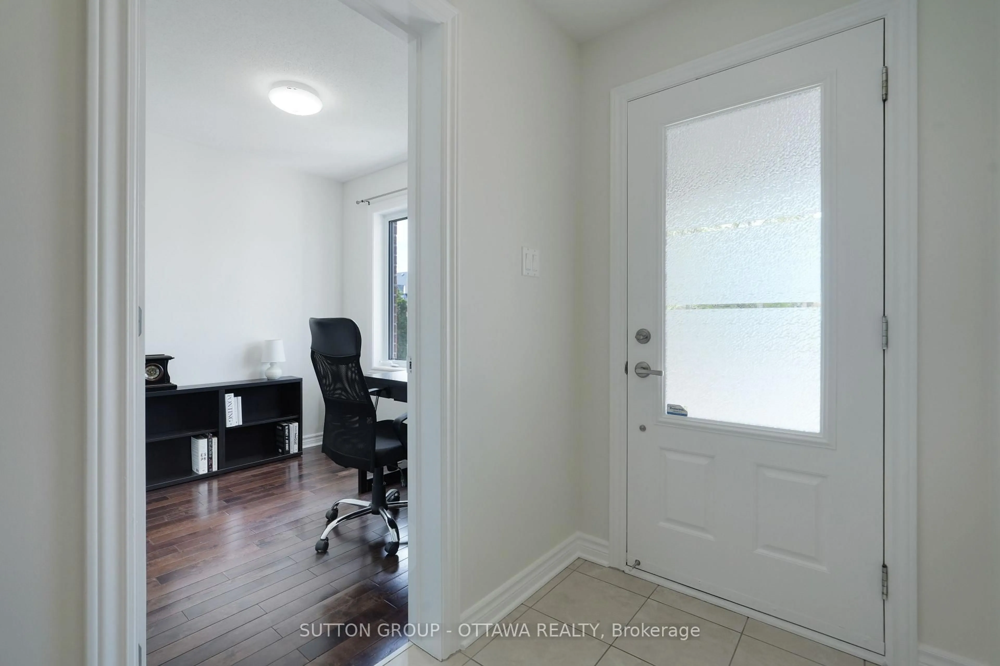 Indoor entryway for 503 Harvest Valley Ave, Ottawa Ontario K4A 0R1